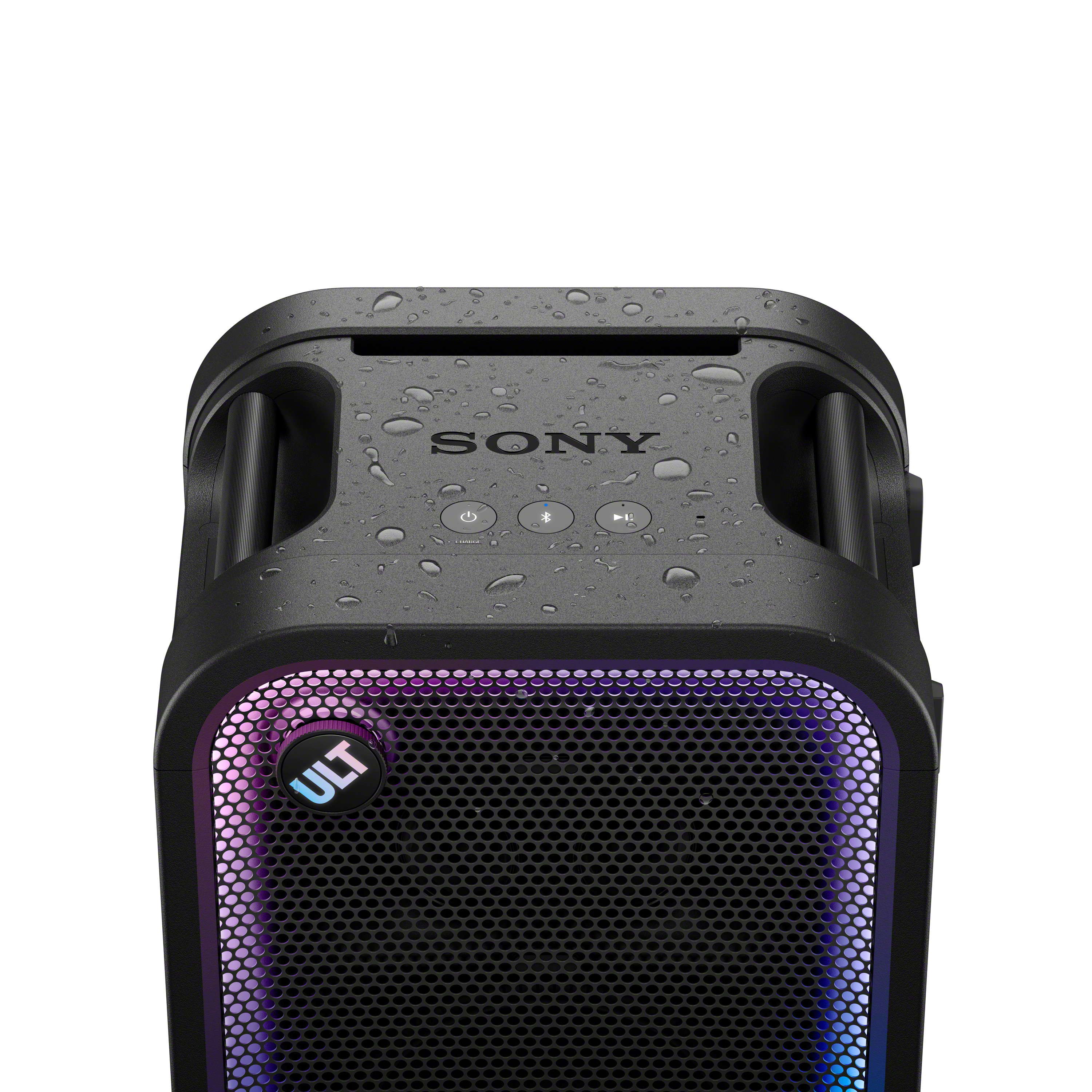 Wassertropfen auf der Oberseite eines schwarzen Sony-Lautsprechers mit beleuchtetem Gitter.