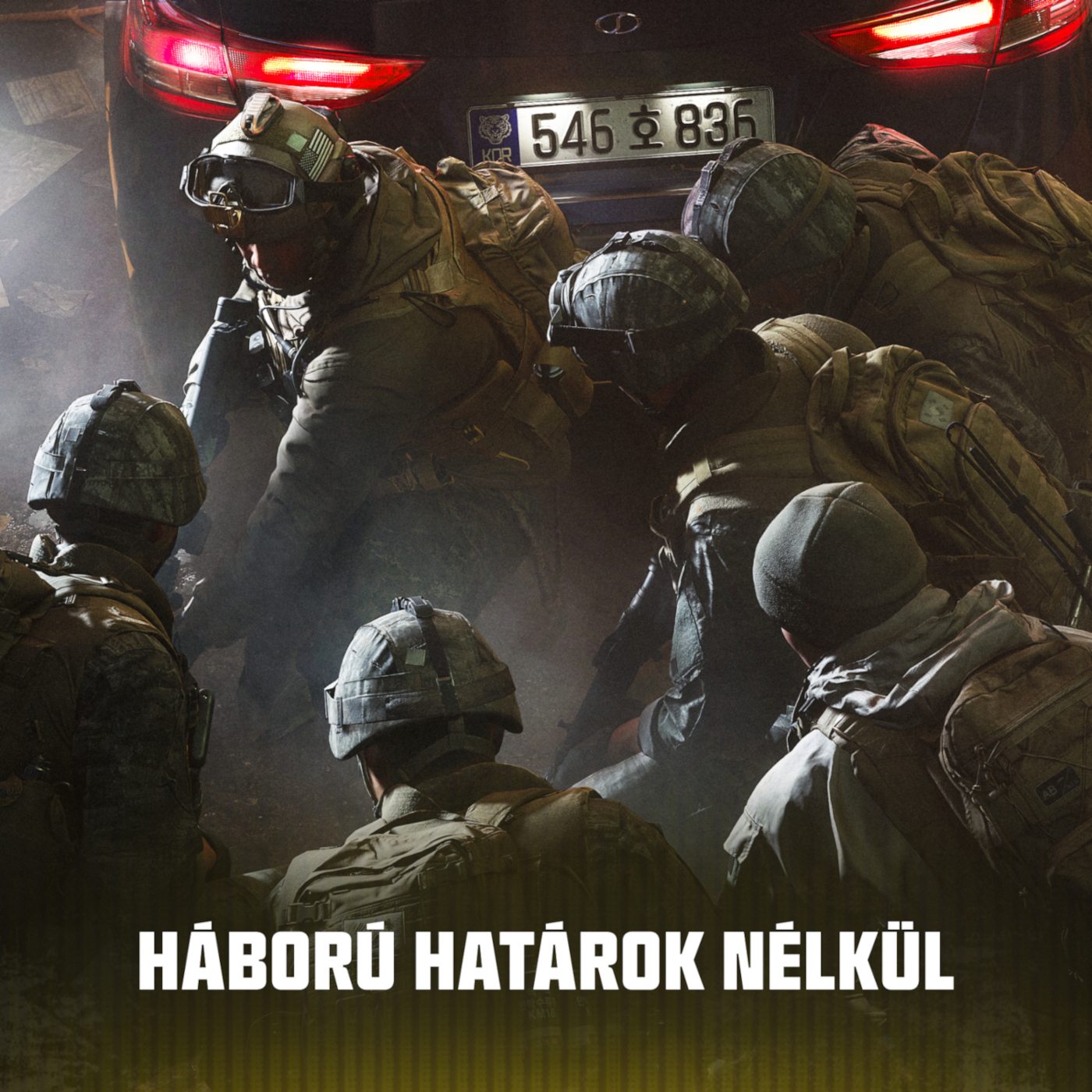 Hat katona álcázóruhában és sisakban guggol egy autó mögött egy füstös jelenetben.