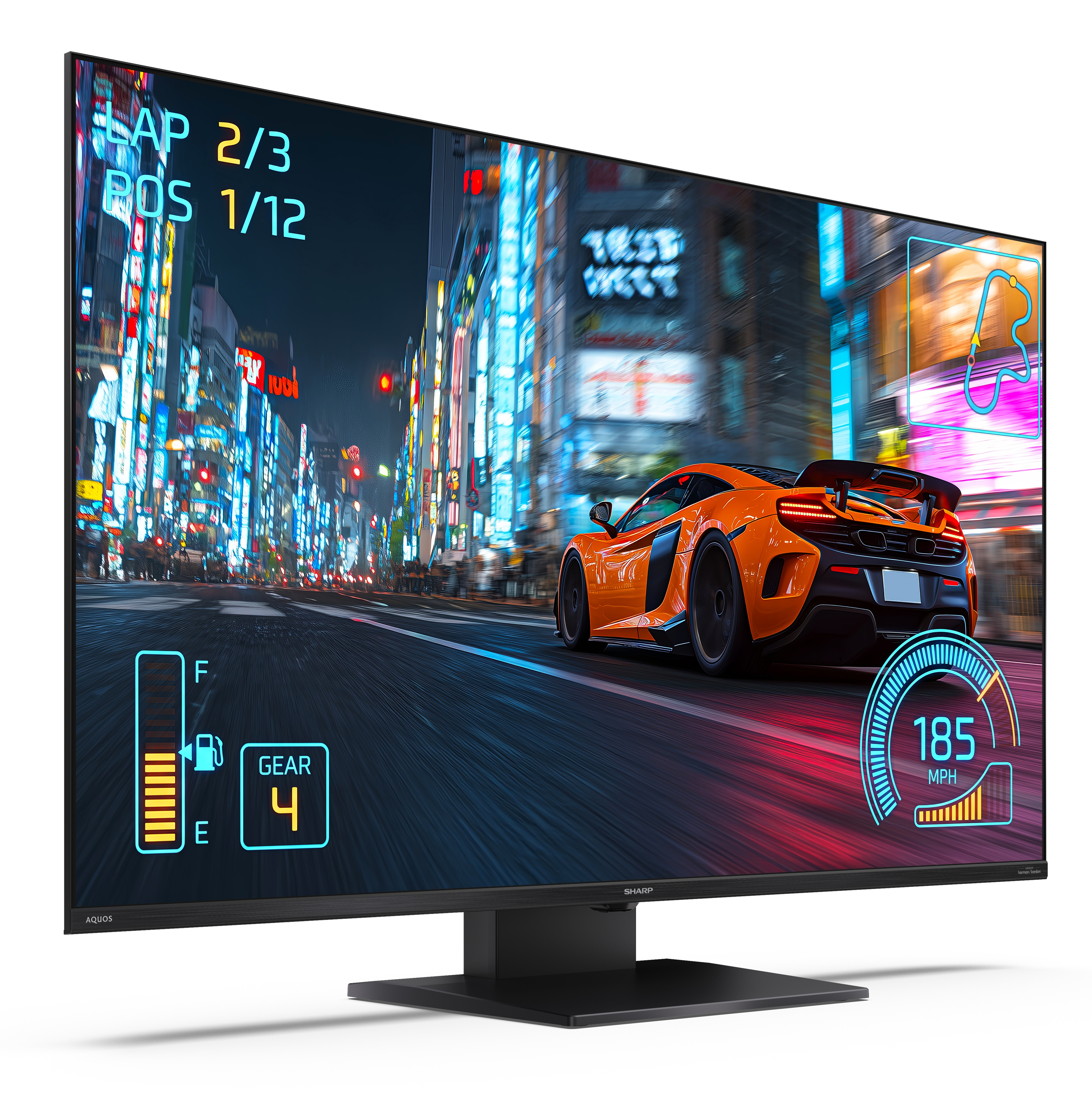 Telewizor Sharp wyświetla grę wyścigową z pomarańczowym samochodem sportowym na oświetlonej neonami ulicy.