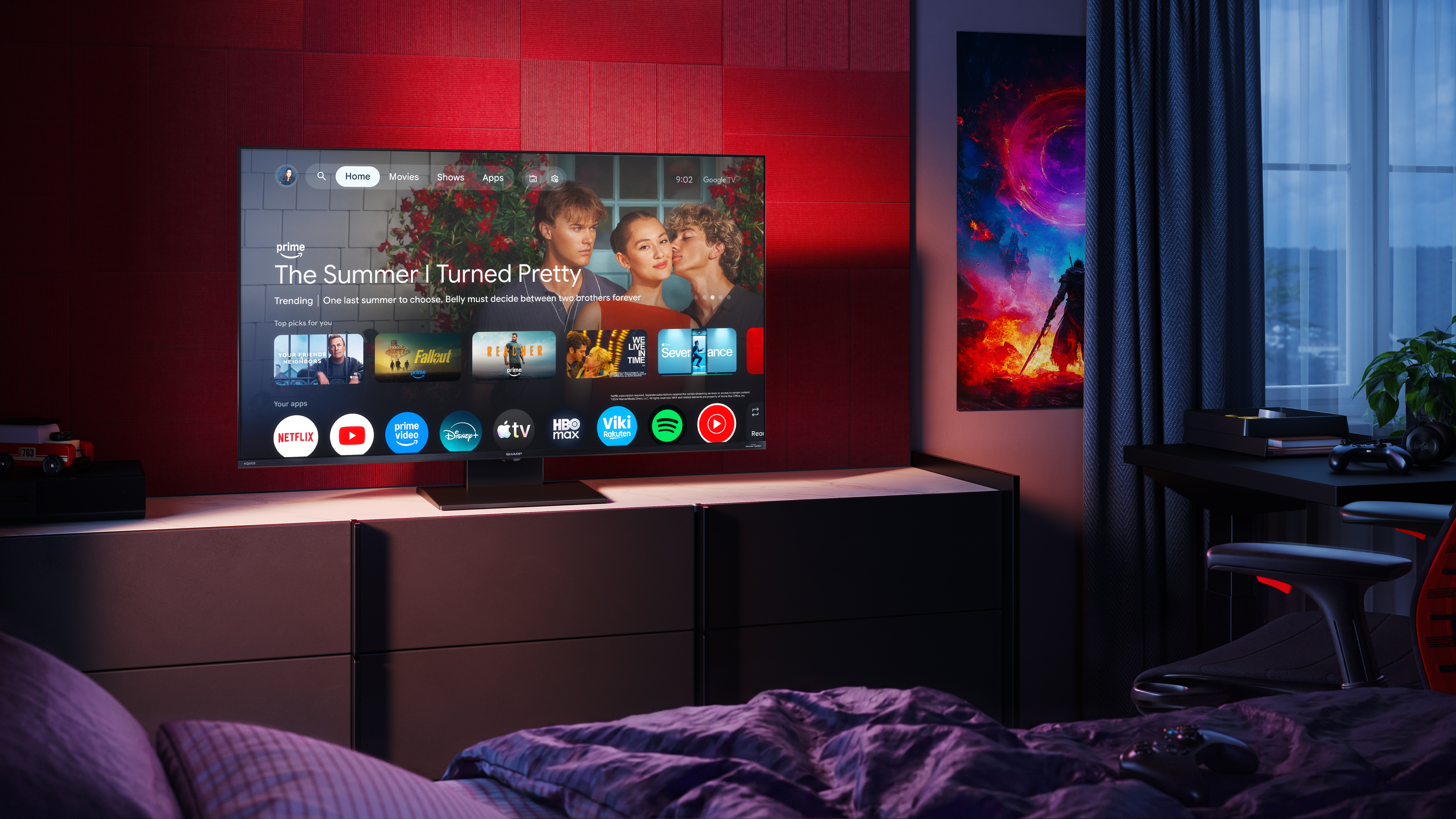 Telewizor z interfejsem Prime Video stoi na szafce w oświetlonym pokoju z czerwoną ścianą w tle.