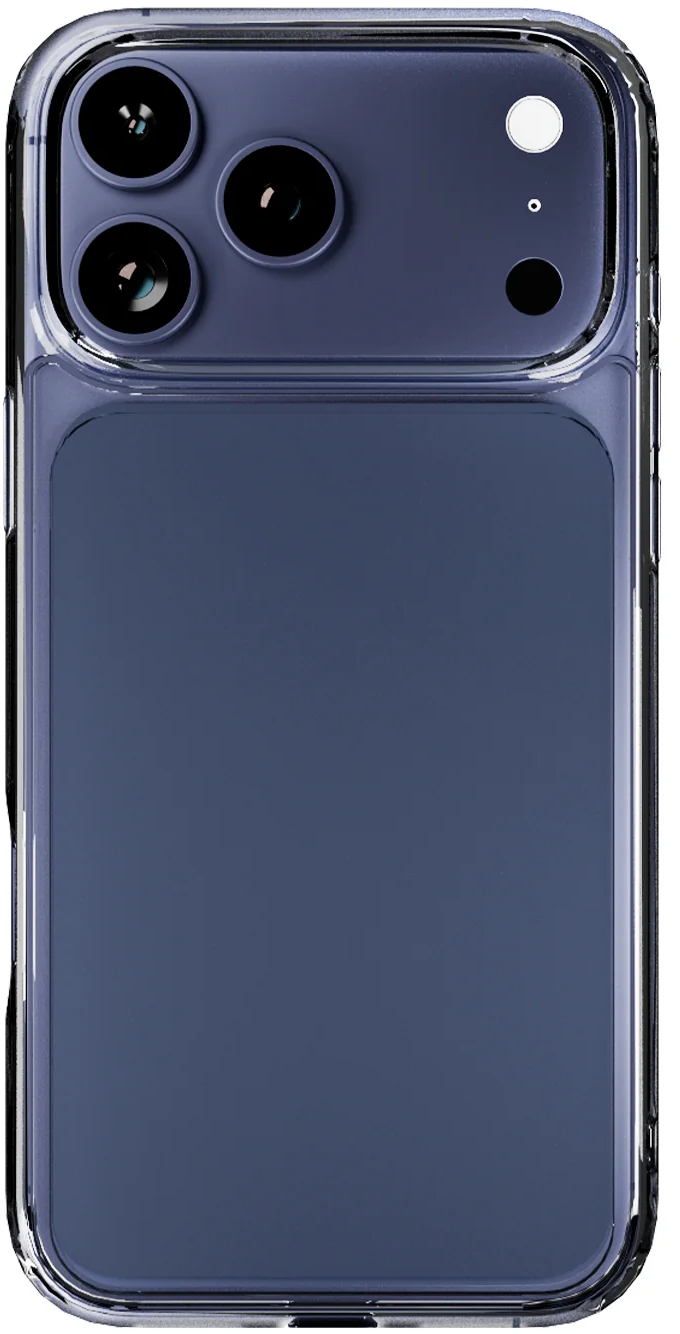 Rückseite eines dunklen Smartphones in einer klaren Schutzhülle, mit Dreifachkamera.