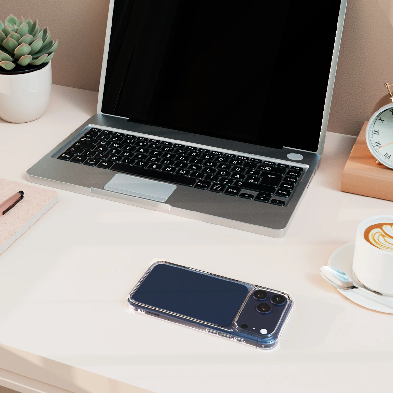 Ein ordentlicher Schreibtisch mit Laptop, Smartphone, Kaffeetasse, Pflanze und Uhr.