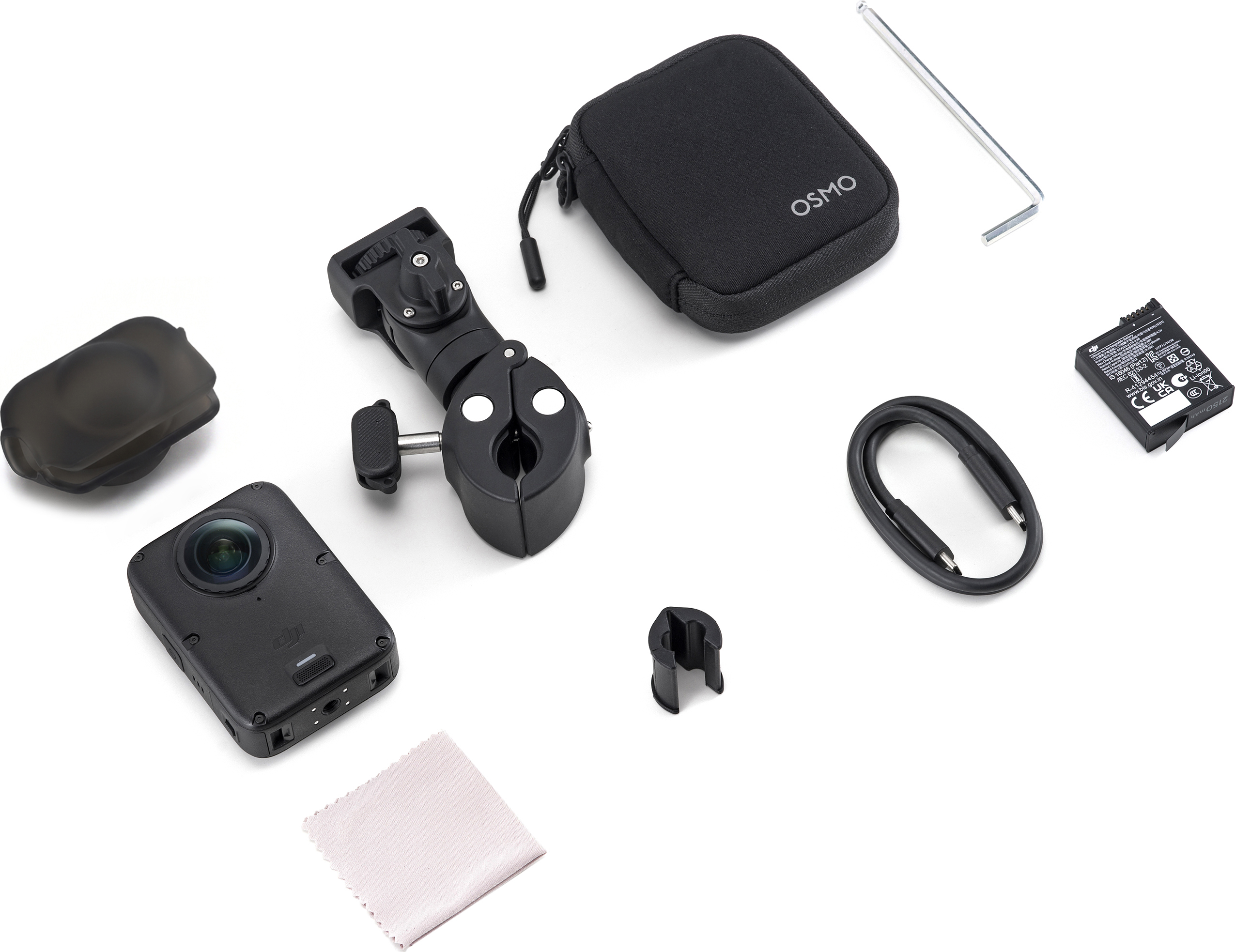 Eine schwarze DJI Osmo Action-Kamera mit Zubehör wie Tasche, Halterung, Ladekabel und Werkzeug auf weißem Grund.