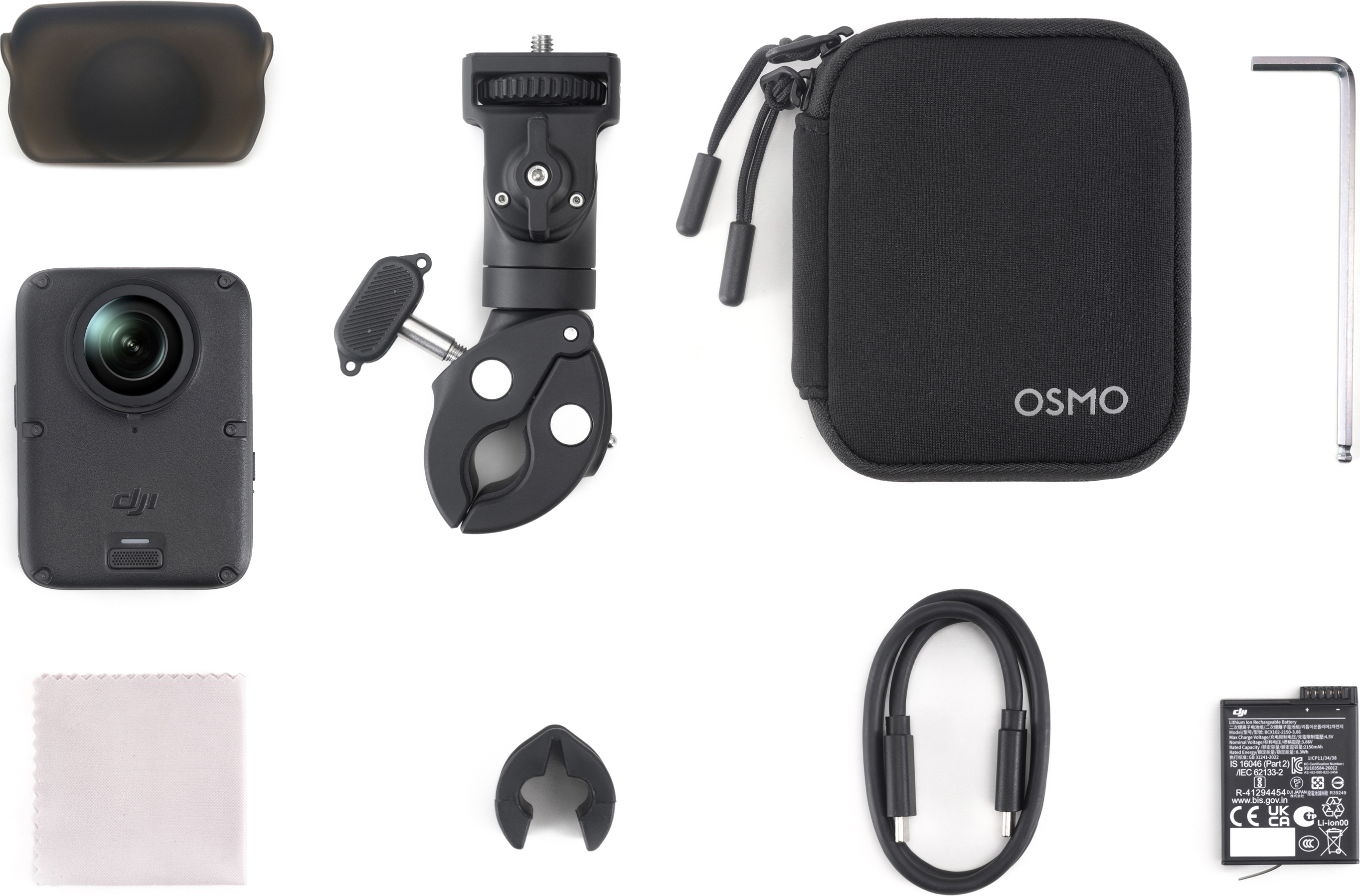DJI Action-Kamera mit Zubehör wie Halterung, Tasche, Kabel und Akku auf weißem Grund.