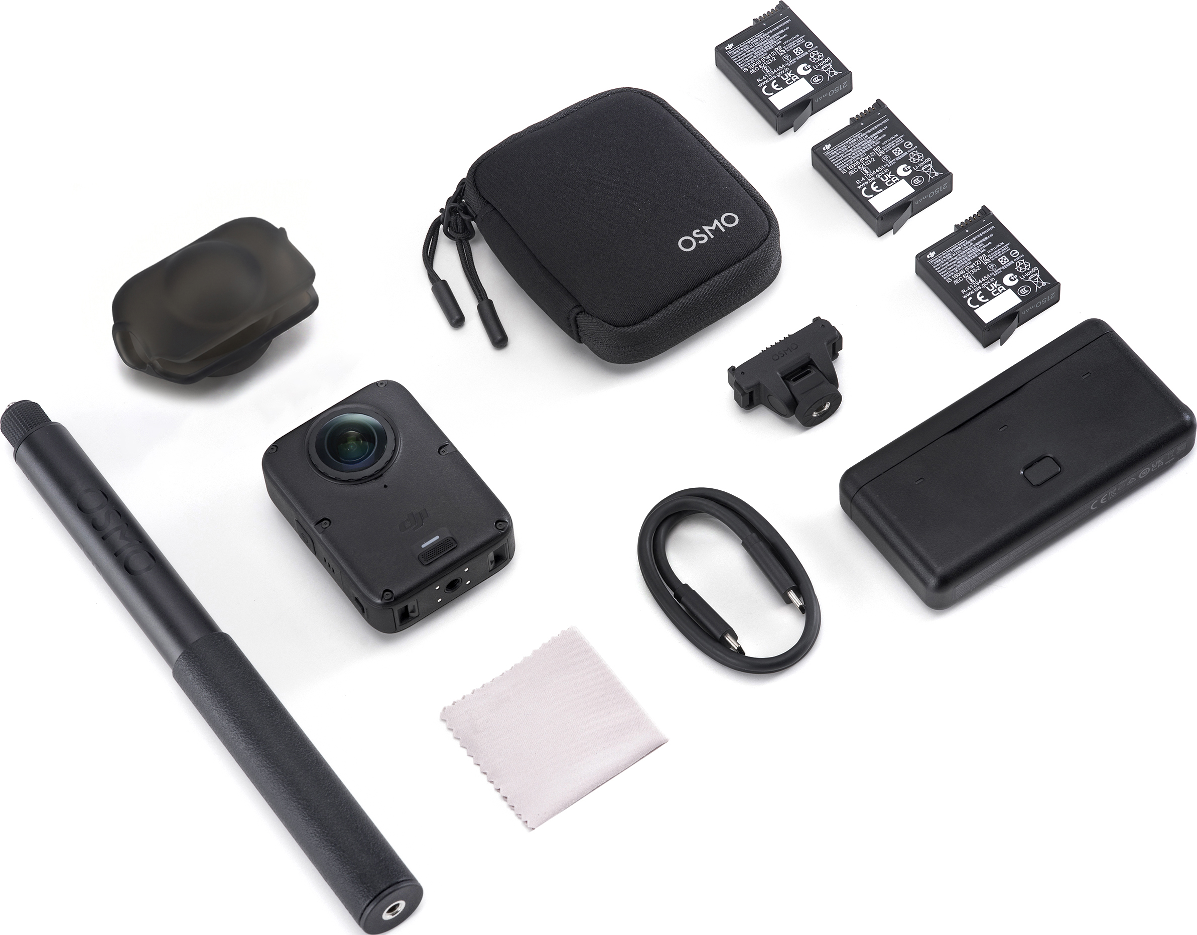 Eine Osmo Action-Kamera, Selfie-Stick, drei Akkus, Ladeetui, USB-Kabel, Tasche und Linsenabdeckung auf weißem Grund.