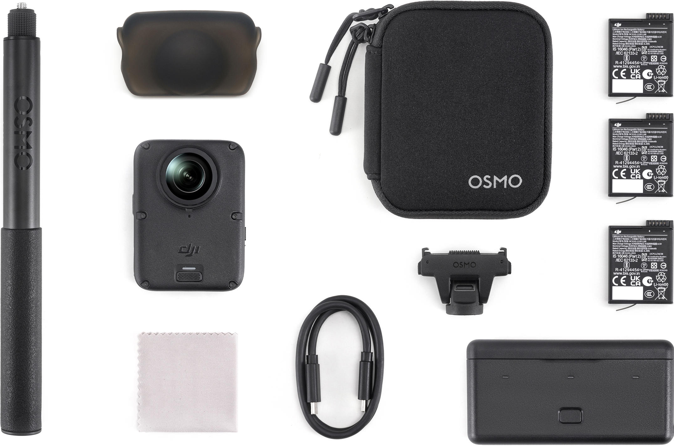 DJI Osmo Action-Kamera mit Zubehör wie Akkus, Schutzhülle, Stick und Kabel auf weißem Hintergrund.