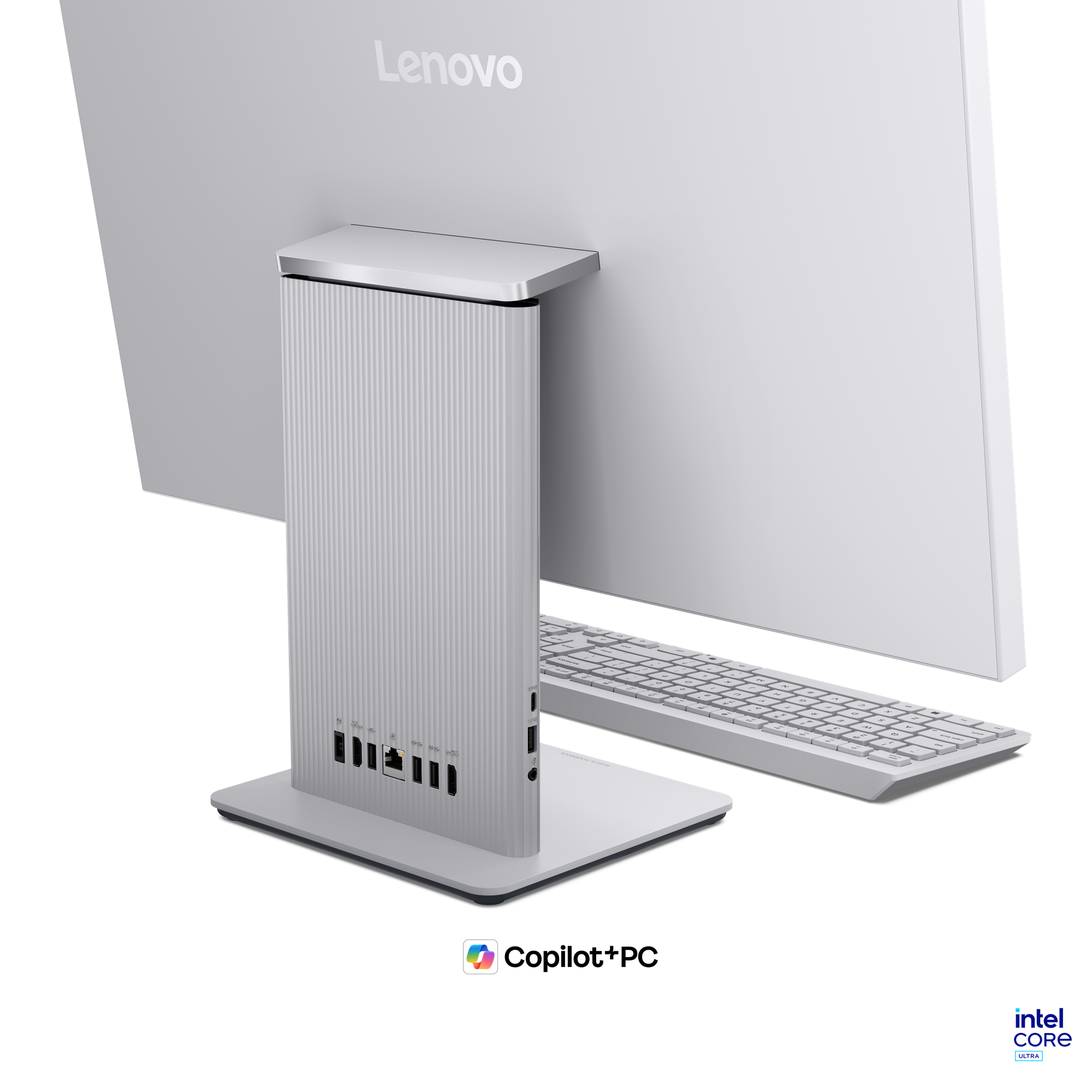 Siyah arka planda standlı ve klavyeli beyaz bir Lenovo hepsi bir arada bilgisayarın arka görünümü.