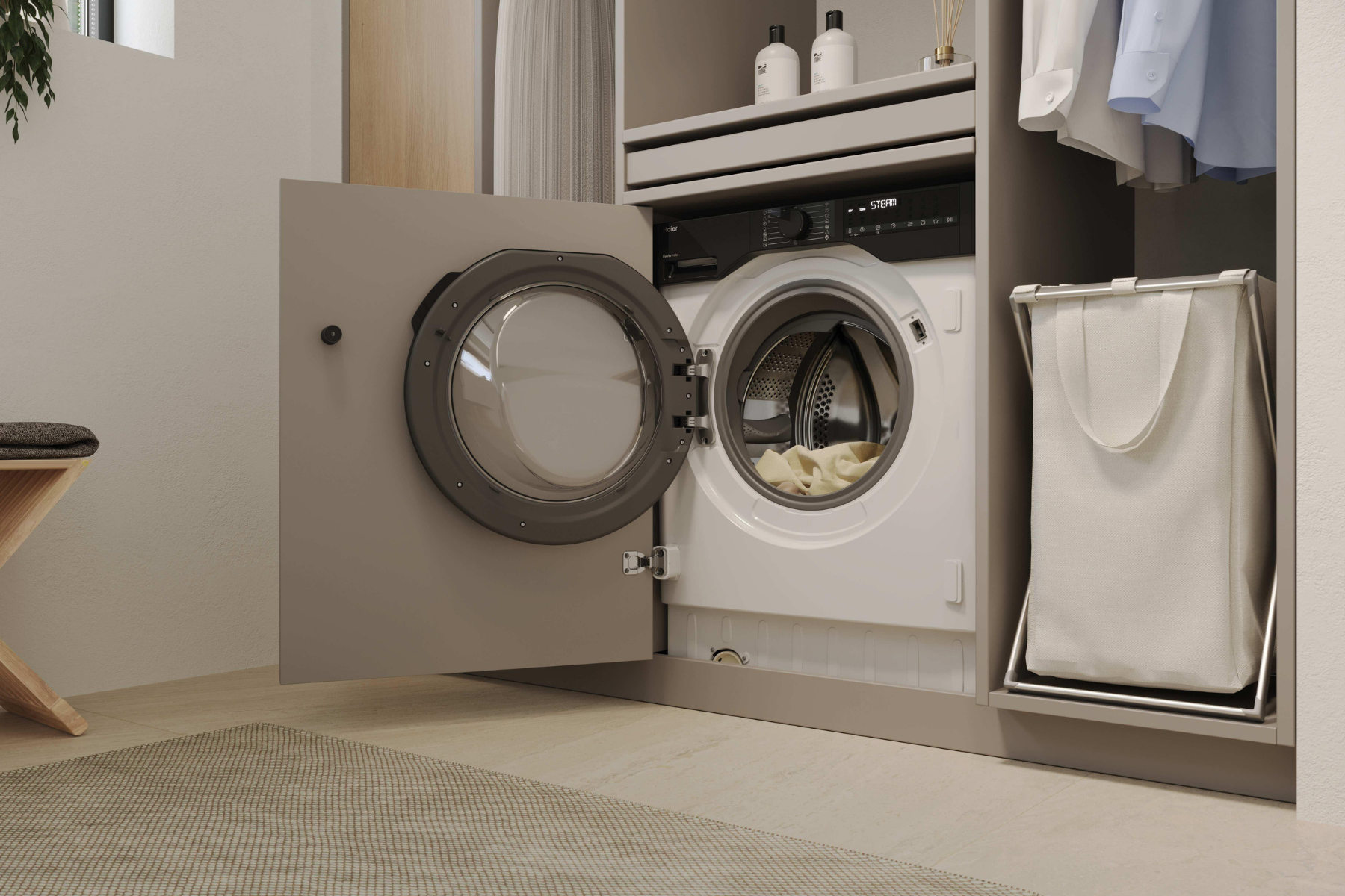 Una lavadora blanca con la puerta abierta está integrada en un mueble moderno, con un cesto para la ropa al lado.