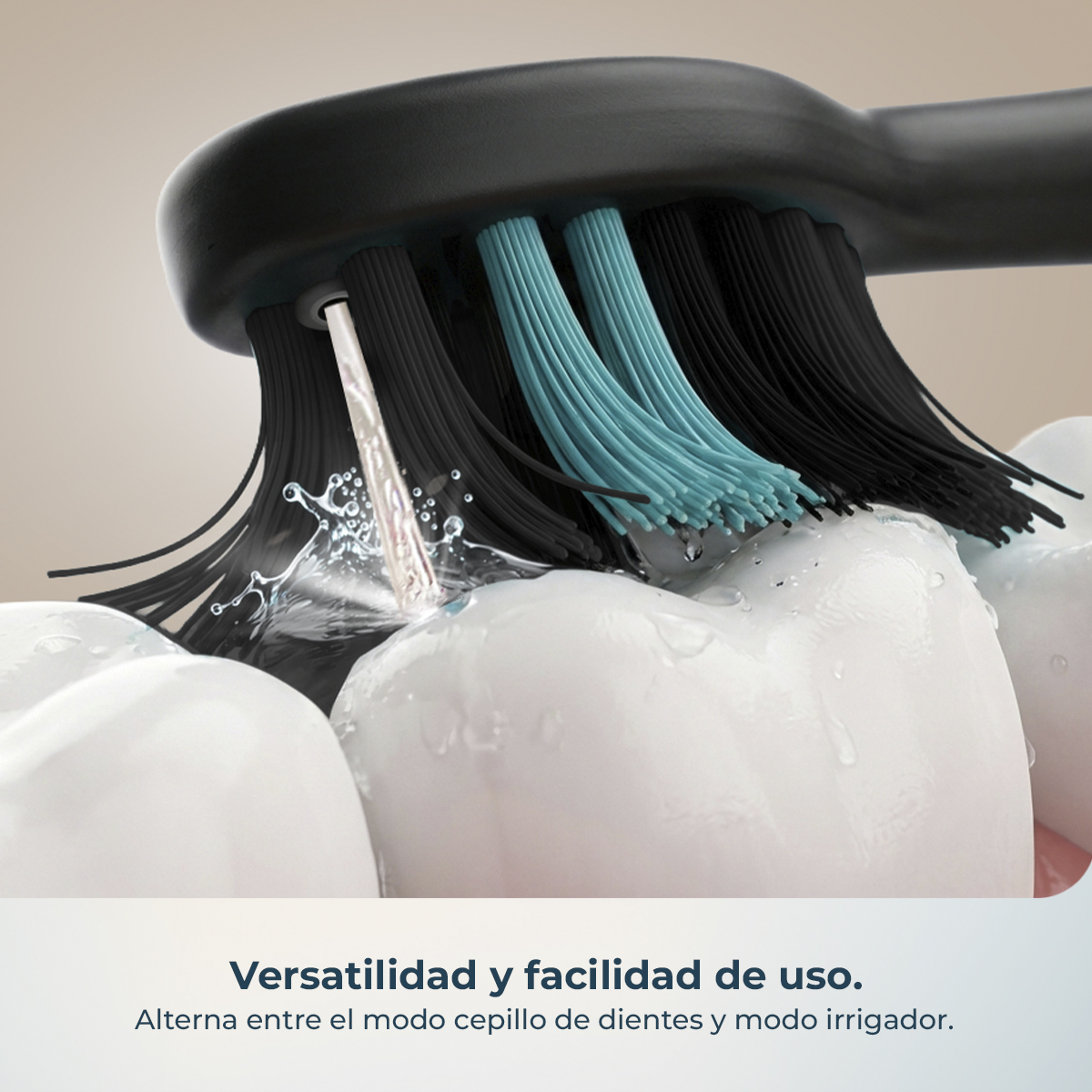 Un cepillo de dientes negro con cerdas negras y azules rocía agua sobre los dientes blancos.