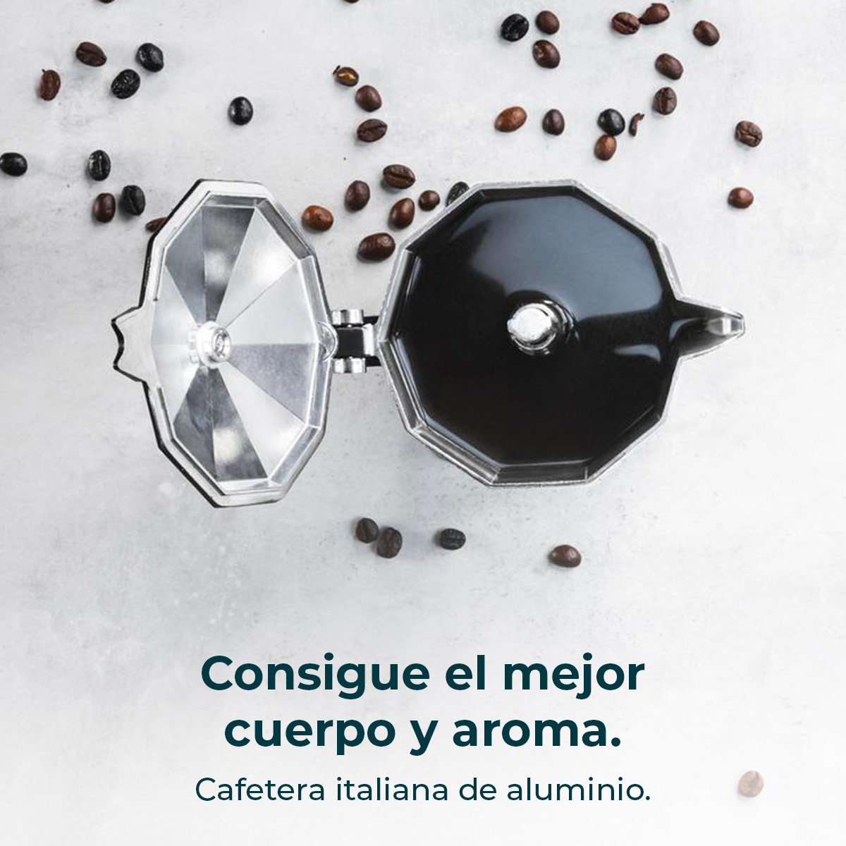 Cafetera moka abierta con granos de café sobre fondo claro.