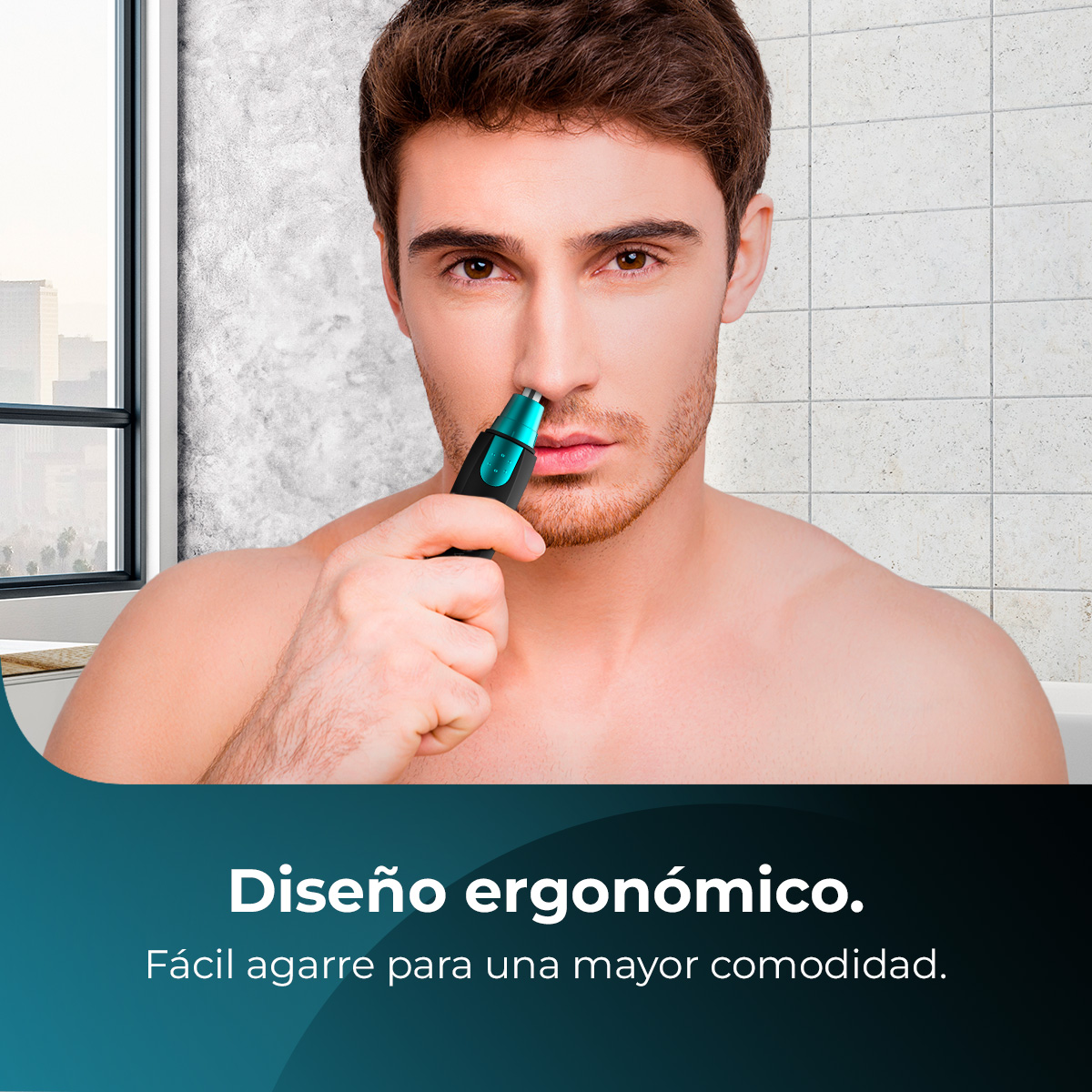 Un hombre usa un recortador de vello nasal azul y negro en un baño.