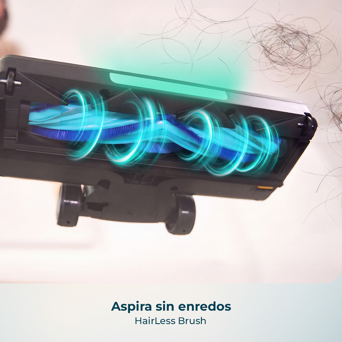 Cepillo de aspiradora con cerdas azules y pelos en el fondo.