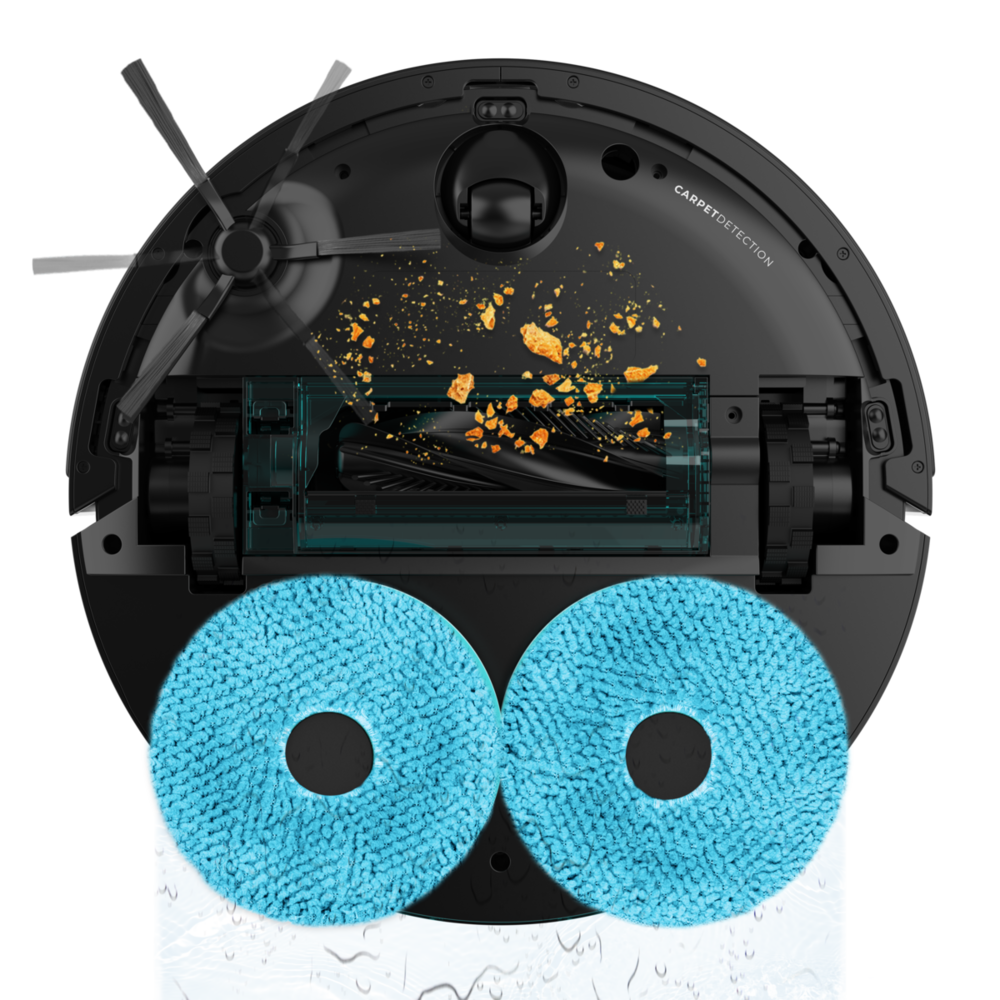 Parte inferior de un robot aspirador negro con dos mopas azules, cepillos y migajas sobre un fondo negro.