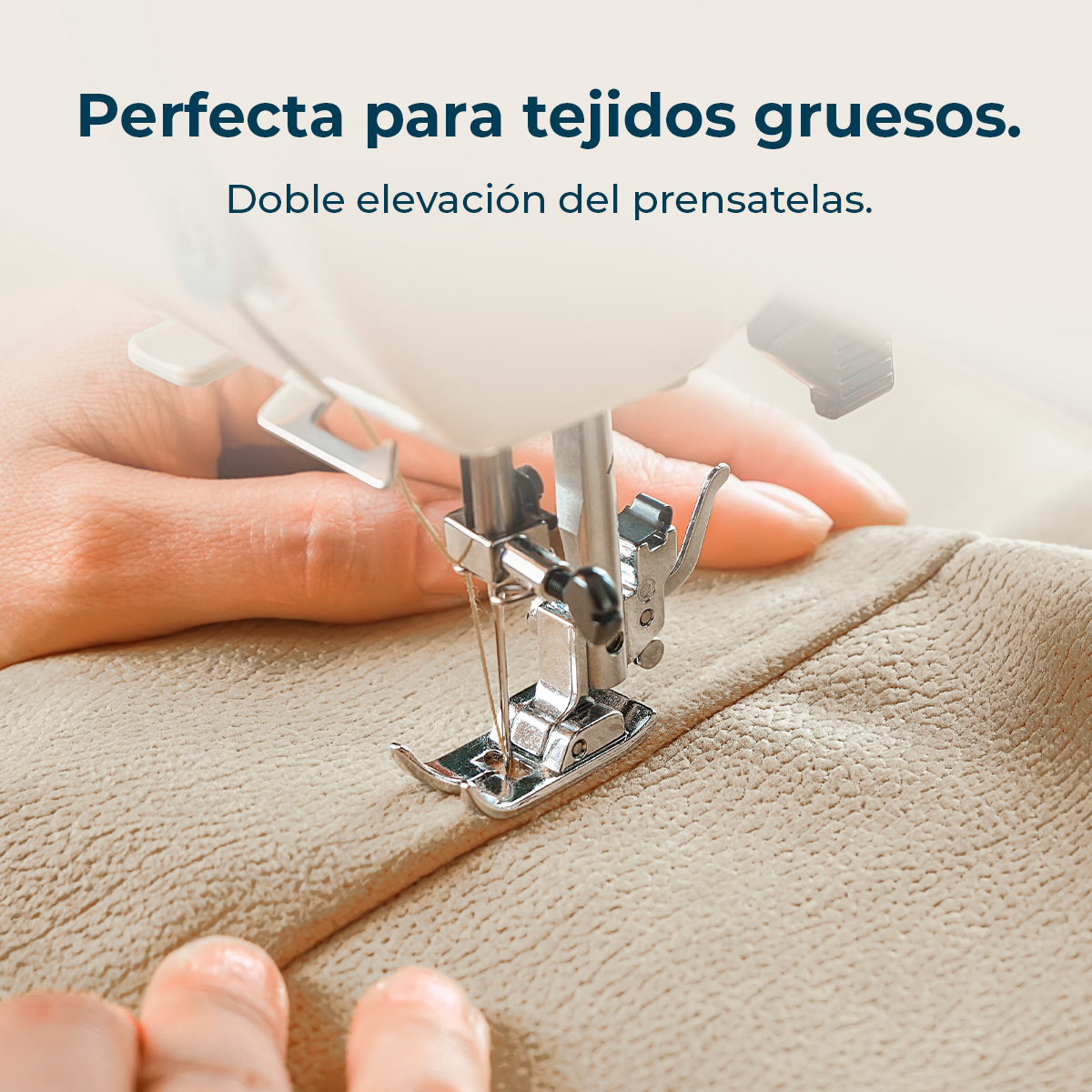 Máquina de coser cosiendo tela gruesa, manos guiando el material.