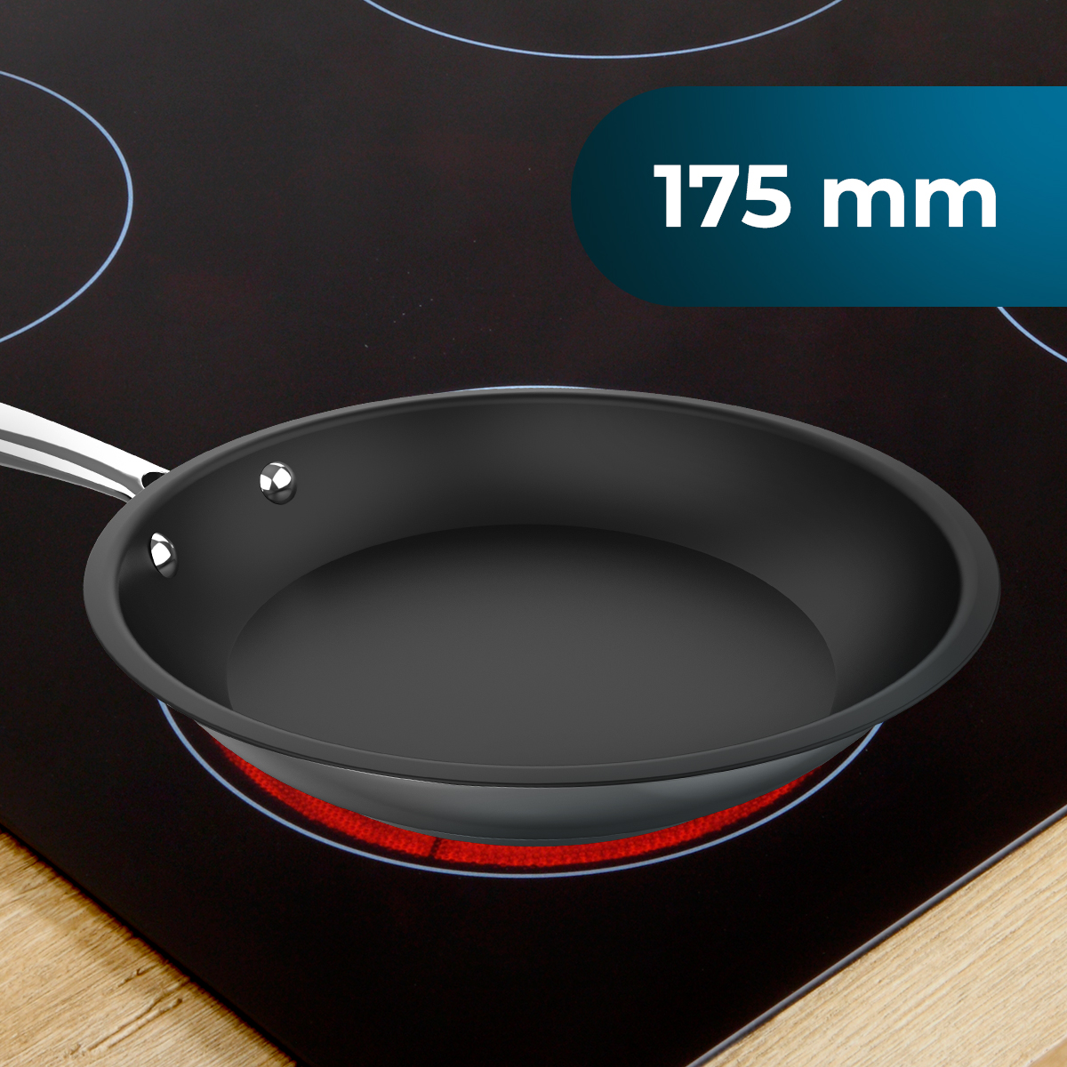Una sartén negra en una placa vitrocerámica roja con el texto 175 mm.