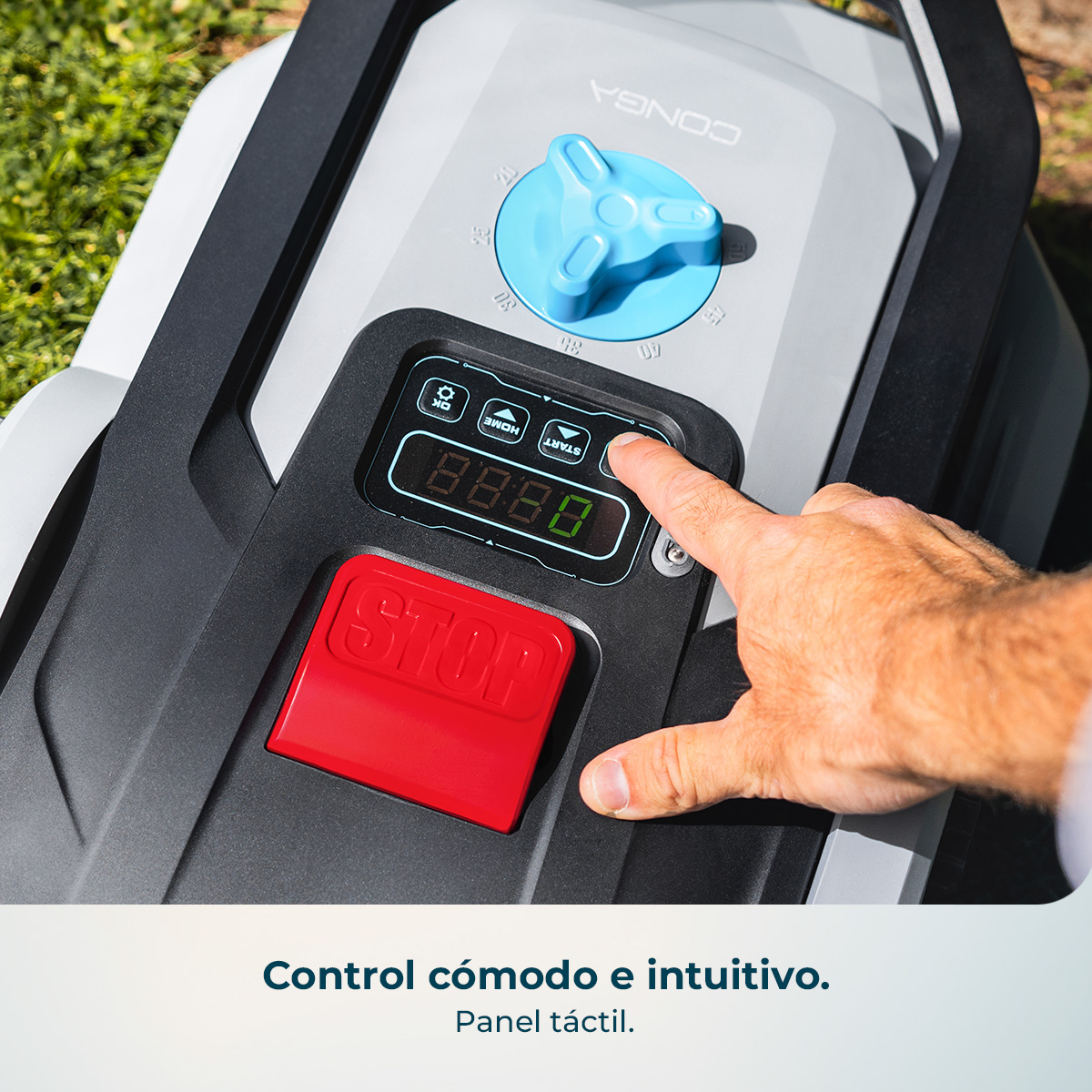Mano presionando el panel de control de un robot cortacésped con pantalla digital, botón rojo de parada y rueda azul.