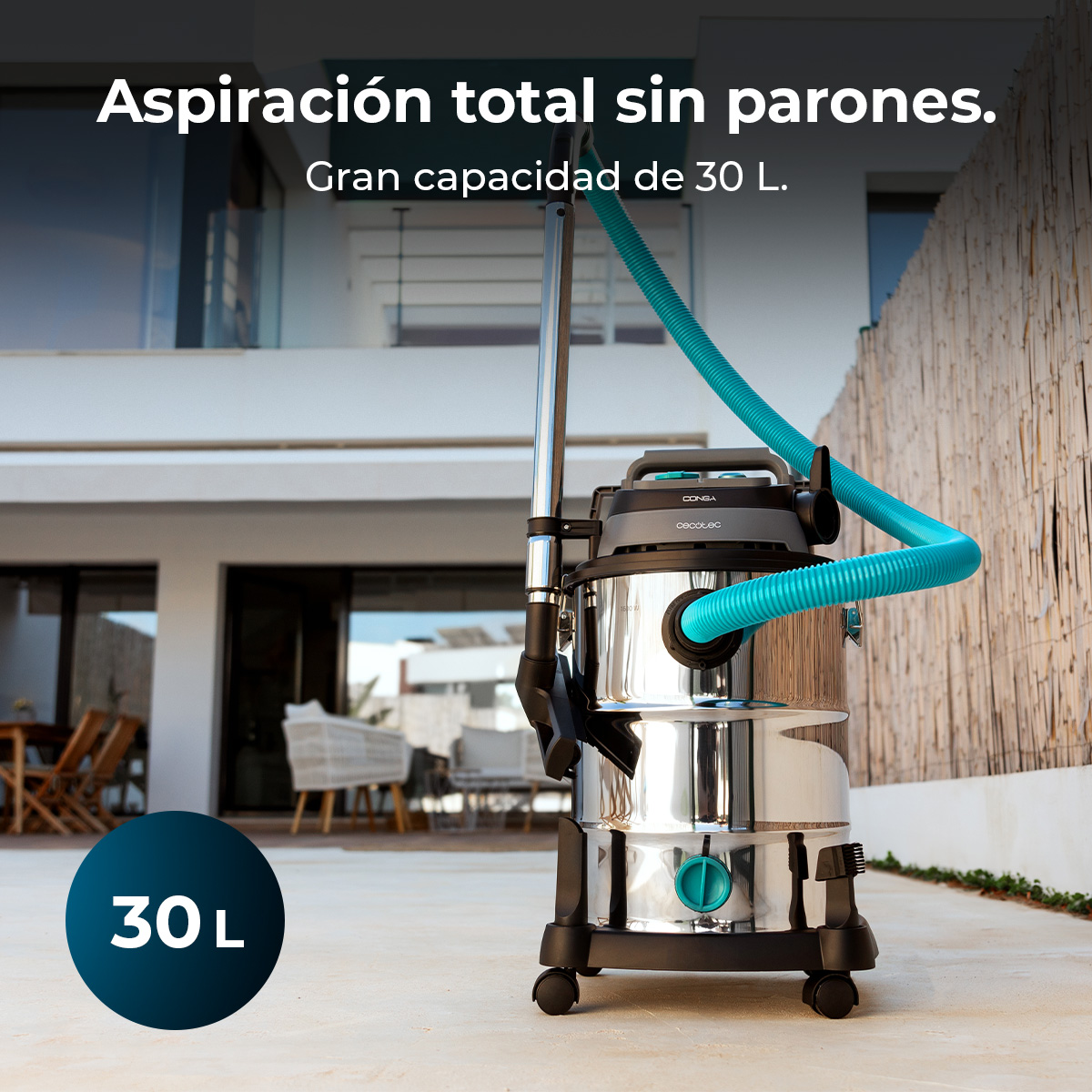 Aspirador industrial con 30L de capacidad y tubo azul frente a una casa moderna.