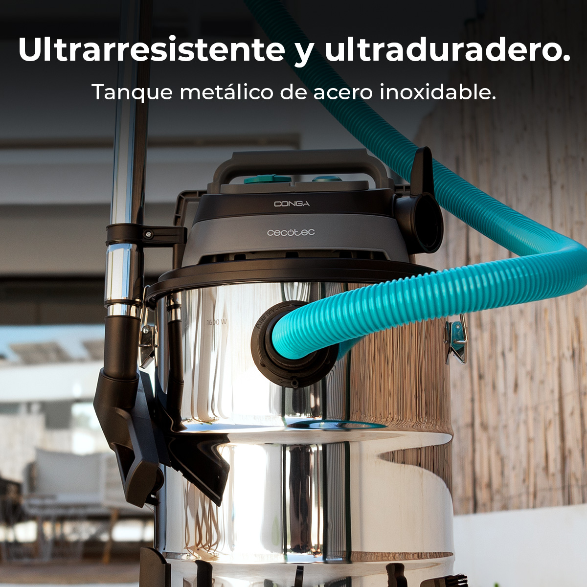 Aspirador de acero inoxidable con manguera turquesa, parte superior oscura y texto publicitario.