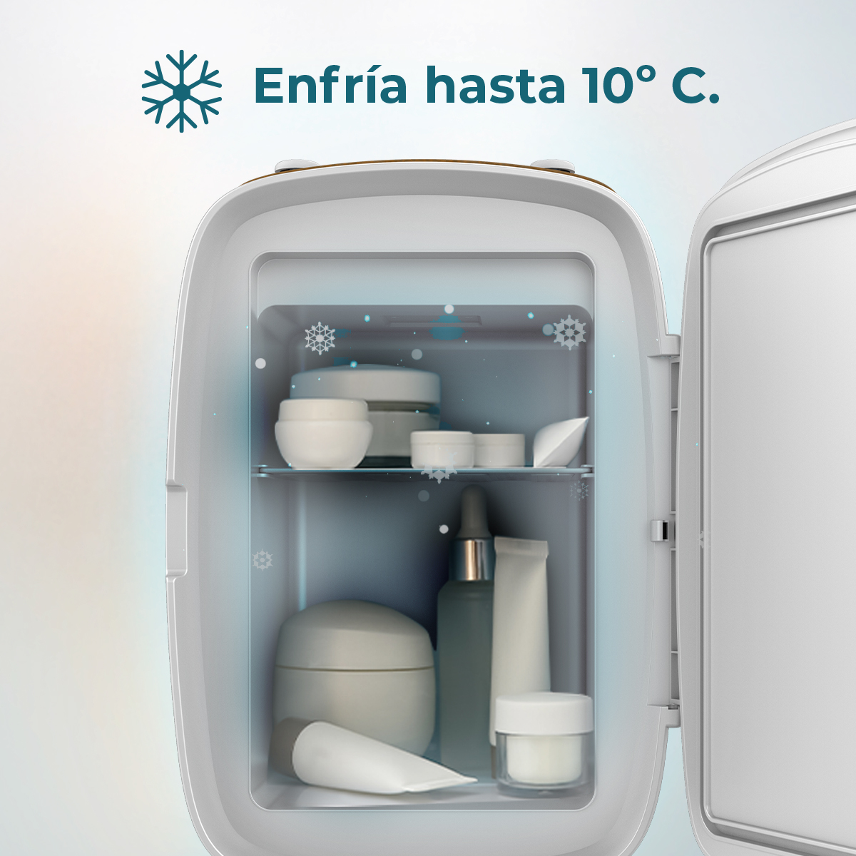 Pequeño refrigerador blanco para cosméticos abierto con productos de cuidado de la piel y texto Enfría hasta 10° C.