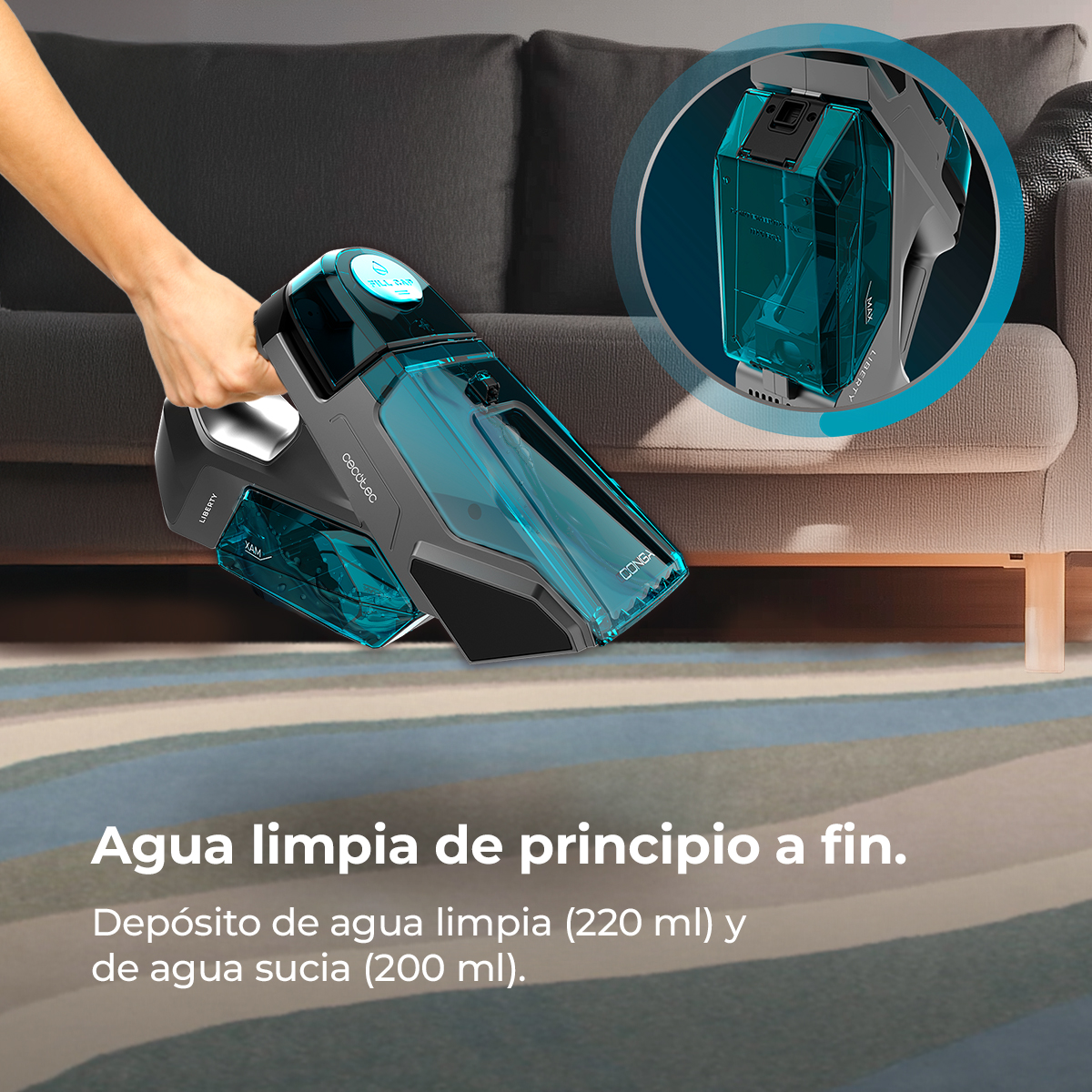 Una mano sostiene una aspiradora en seco y húmedo gris y azul ante un sofá, con texto abajo.