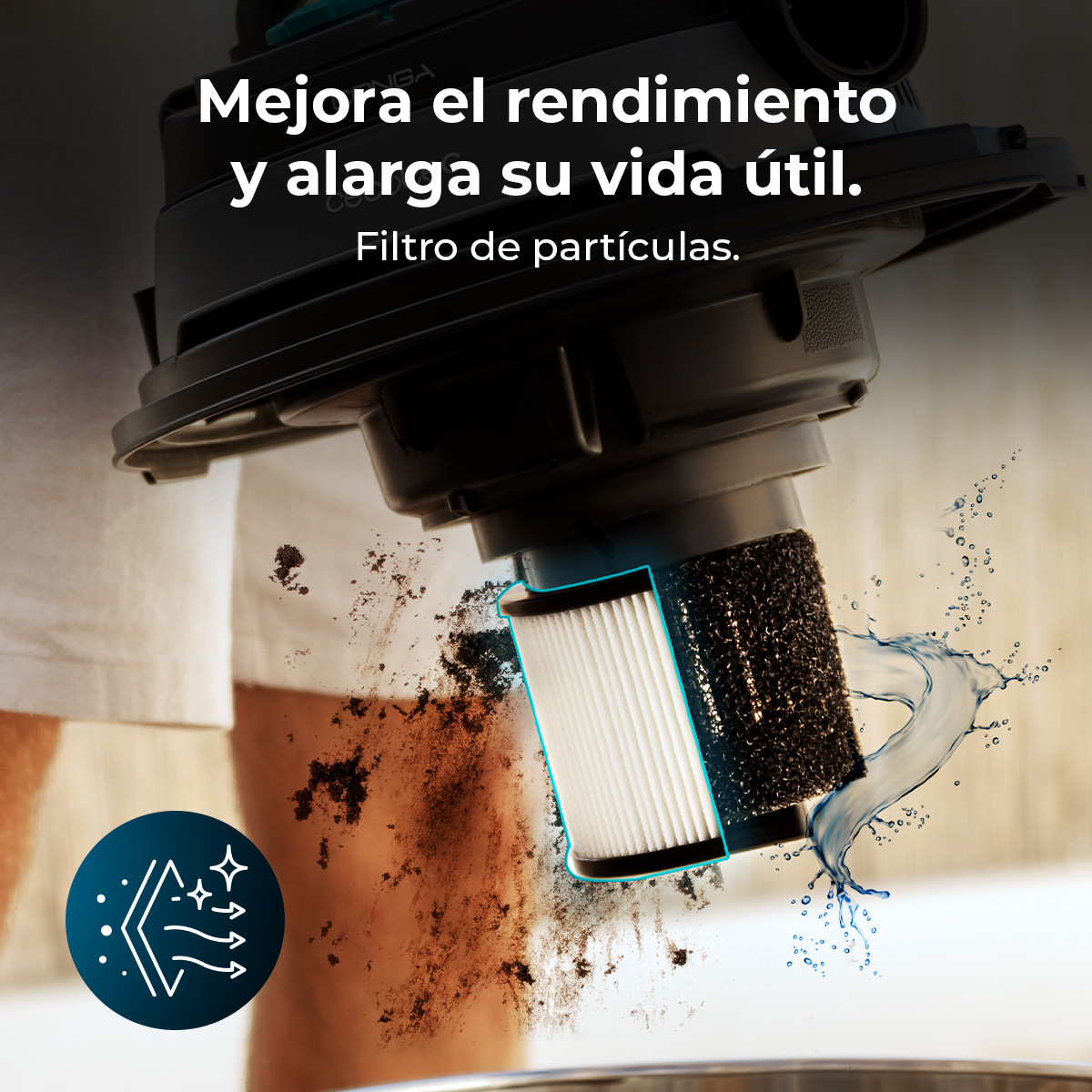 Un filtro de aspiradora muestra suciedad en un lado y salpicaduras de agua limpia en el otro.