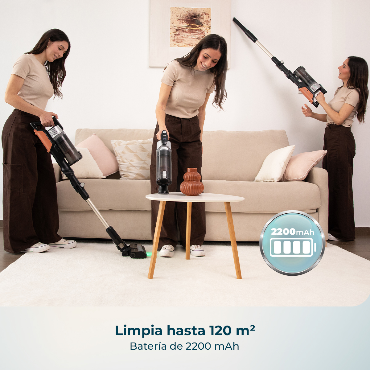 Una mujer usa una aspiradora sin cable en un salón con sofá beige, mesa de centro y texto sobre la batería.