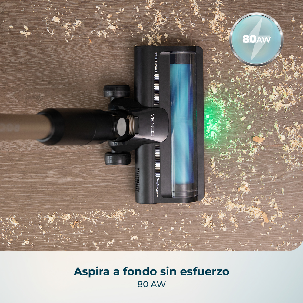 Un cabezal de aspiradora limpia virutas de madera de un suelo de madera con luz verde y una insignia de 80AW.