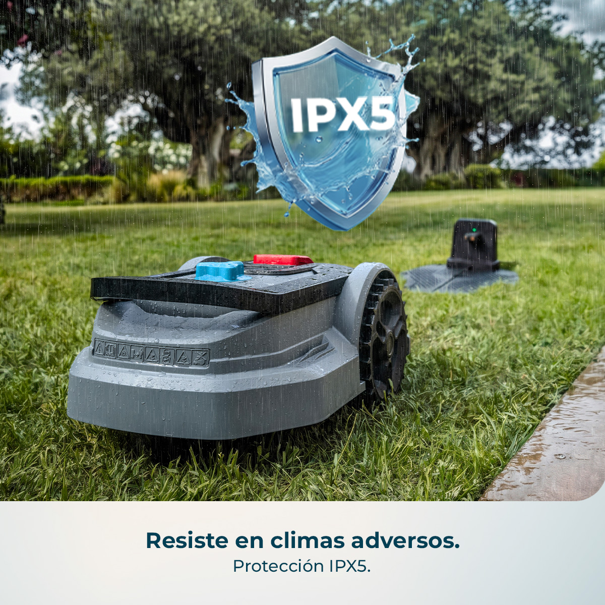 Un robot cortacésped gris sobre césped mojado bajo la lluvia, con un escudo IPX5 arriba.