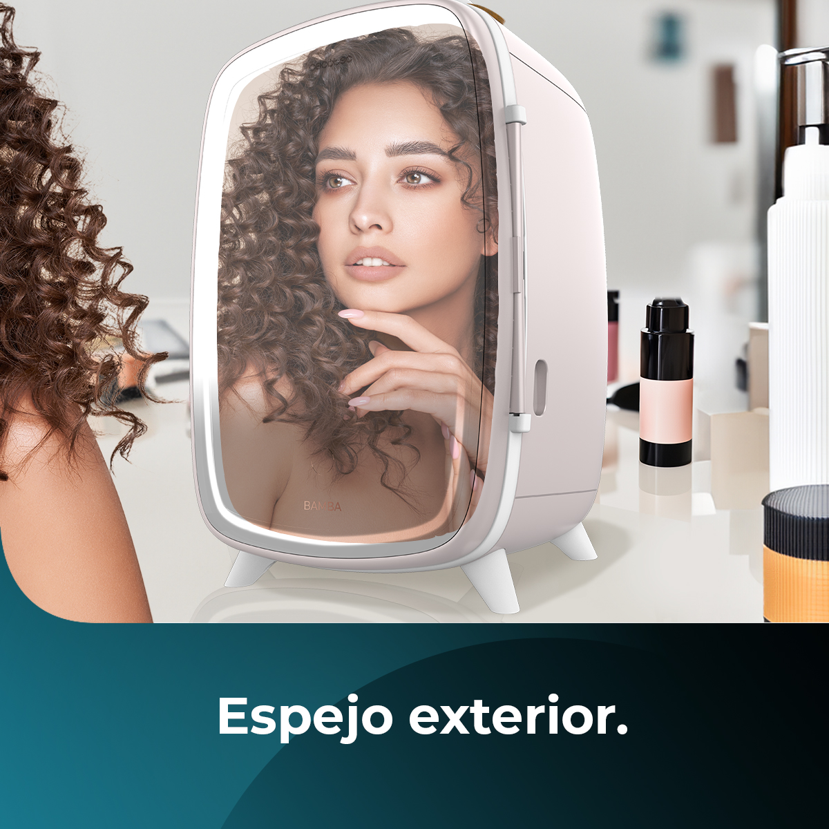 Una mini nevera blanca con espejo integrado en la puerta, colocada sobre una mesa blanca con cosméticos.