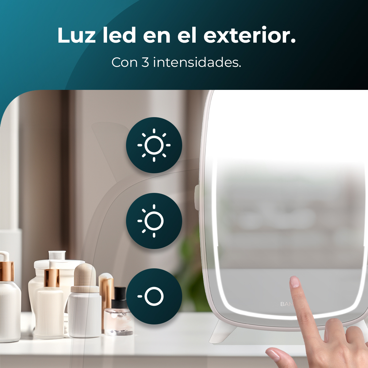 Un espejo de maquillaje con luz LED y tres niveles de intensidad ajustables sobre una mesa.