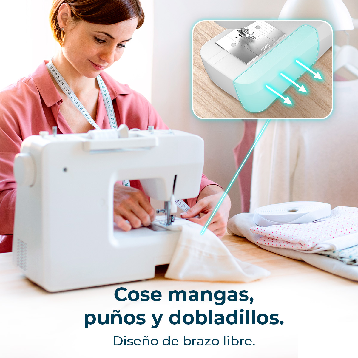Una mujer cose con una máquina de brazo libre.