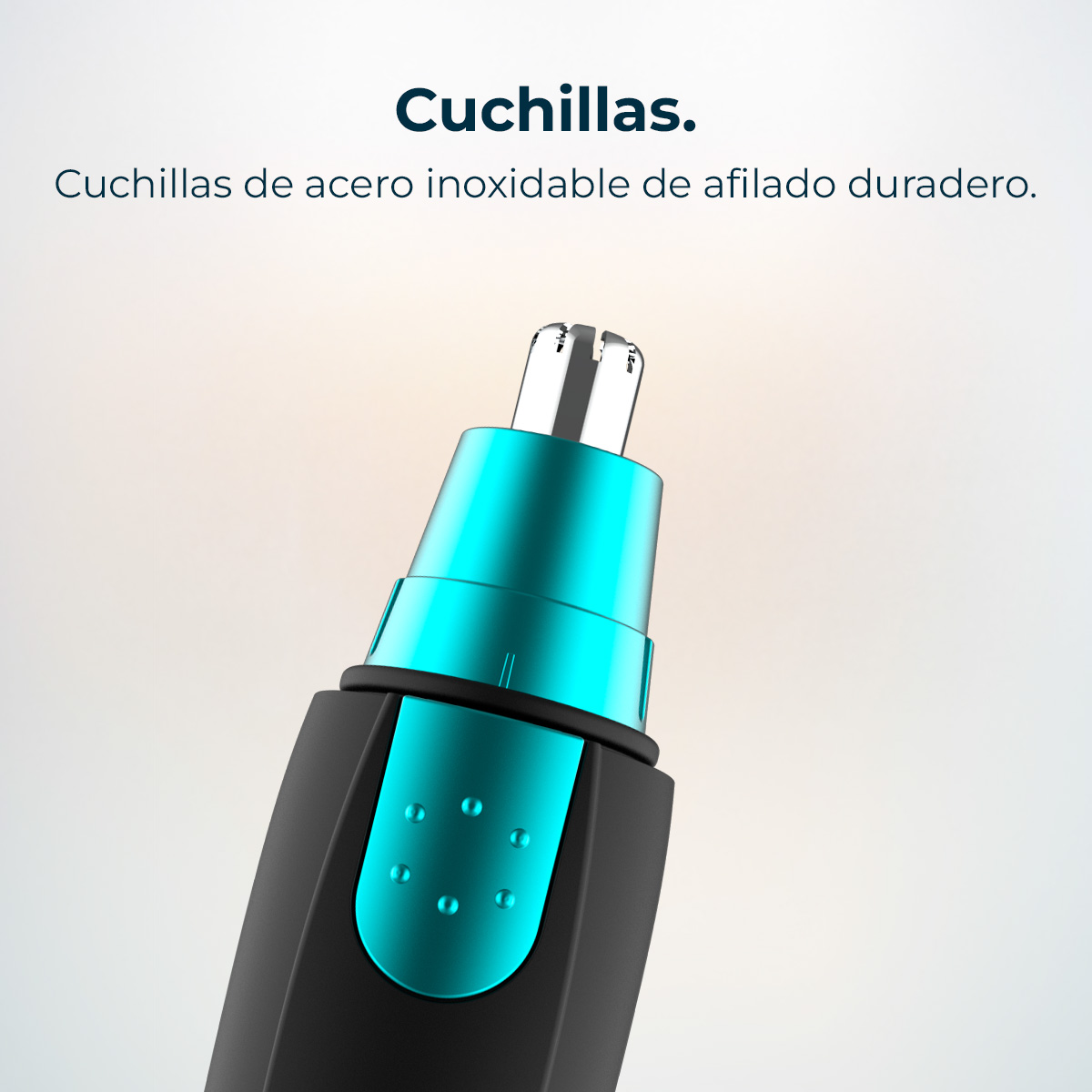 Primer plano de una cuchilla recortadora de vello nasal de acero inoxidable con mango negro y turquesa.