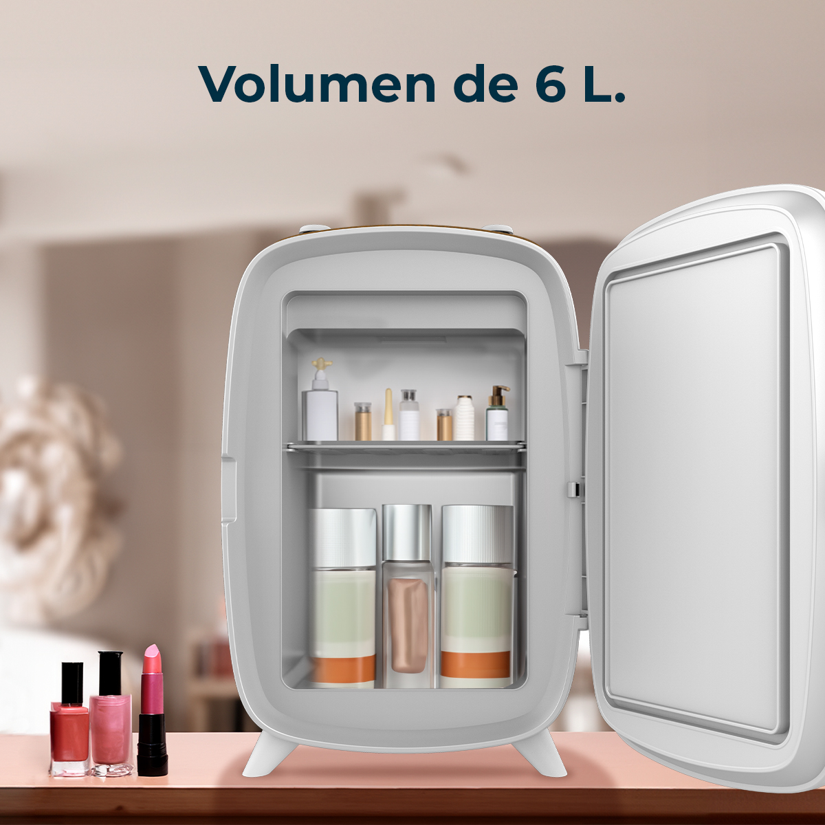 Una mini nevera blanca abierta con productos cosméticos en los estantes sobre una mesa con esmalte de uñas.