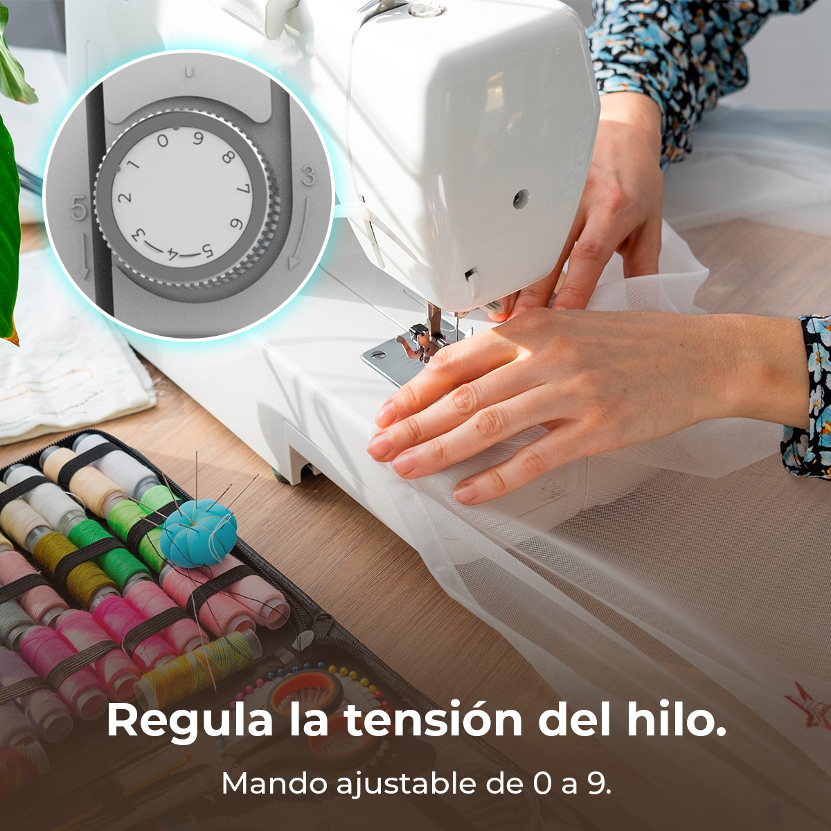 Alguien cosiendo tela blanca en una máquina, con un acercamiento al dial de tensión.