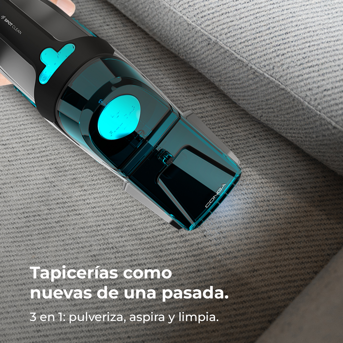 Una aspiradora portátil negra con detalles azules limpia un sofá gris. Texto superpuesto.