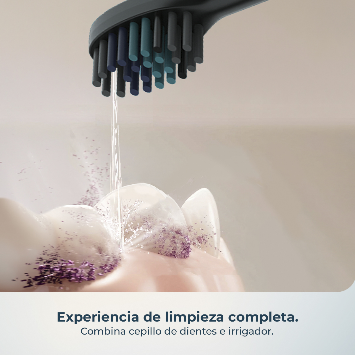 Un cepillo de dientes rocía agua sobre los dientes y elimina partículas.