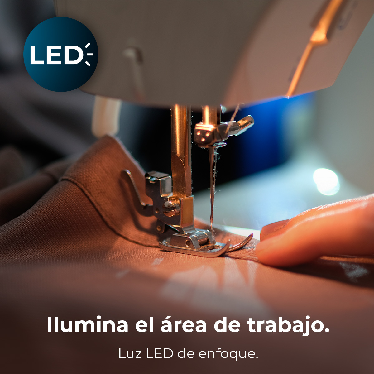 Máquina de coser con iluminación LED que ilumina el área de trabajo.