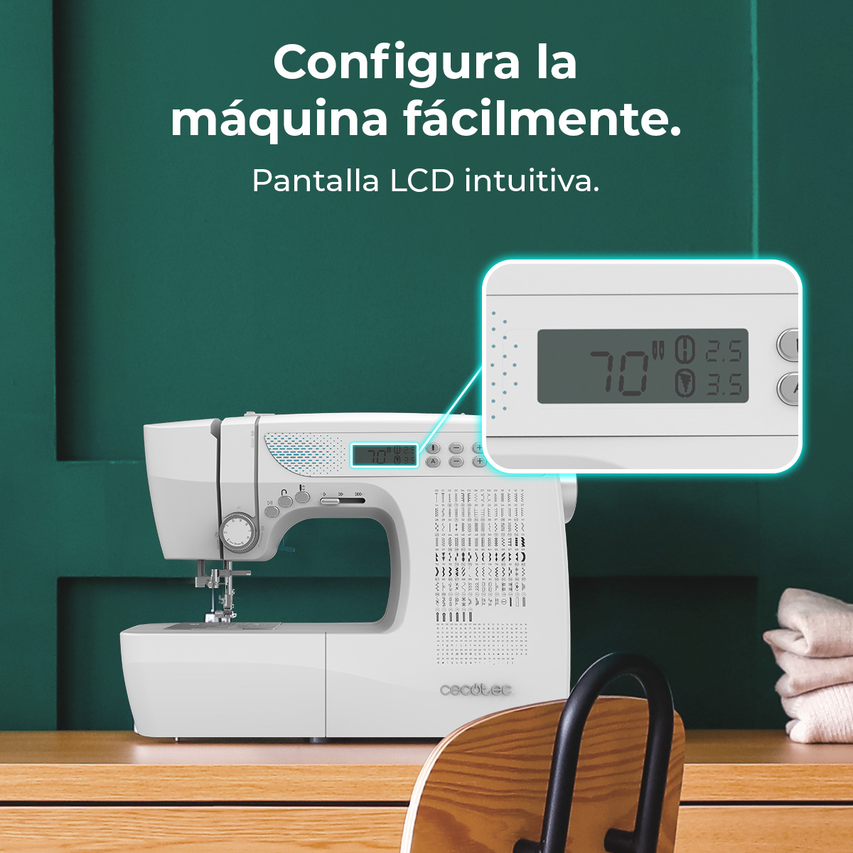 Máquina de coser blanca con pantalla LCD sobre mesa de madera y fondo verde.