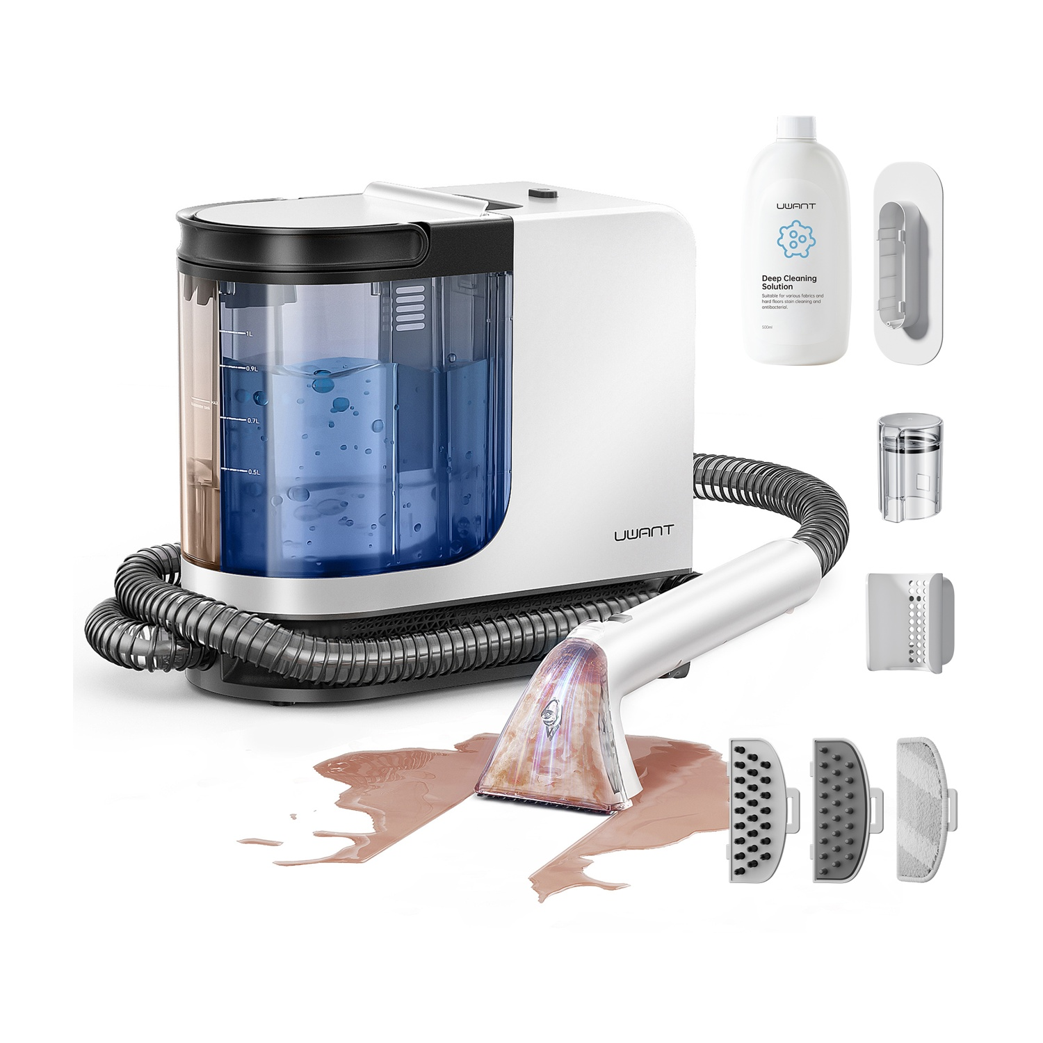 Pulitore per tappeti bianco e grigio con serbatoio, tubo, bocchetta, flacone di soluzione e accessori su sfondo bianco.