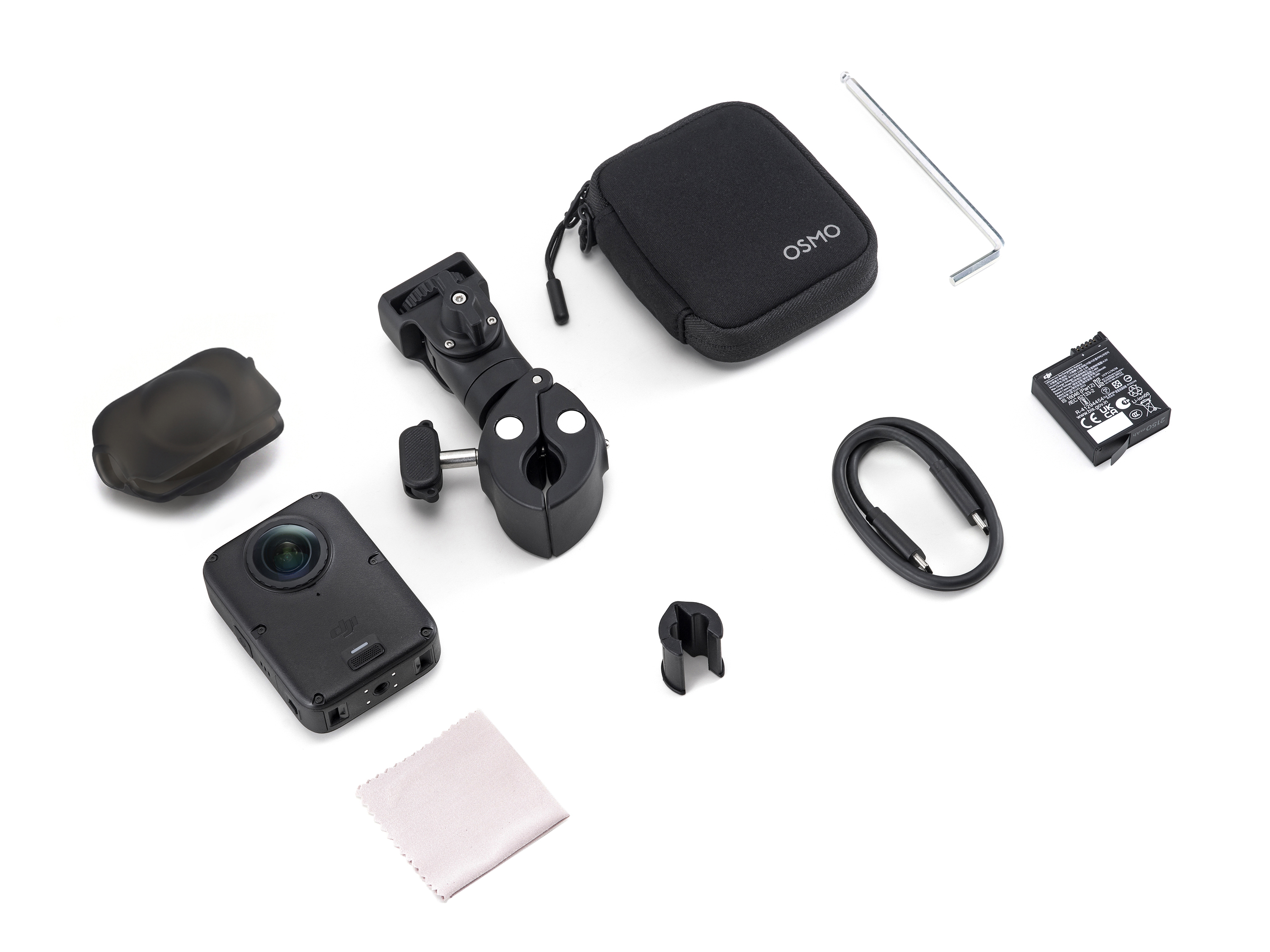 Cámara de acción DJI Osmo con accesorios como soporte, estuche, batería, cable, funda protectora y herramienta sobre blanco.