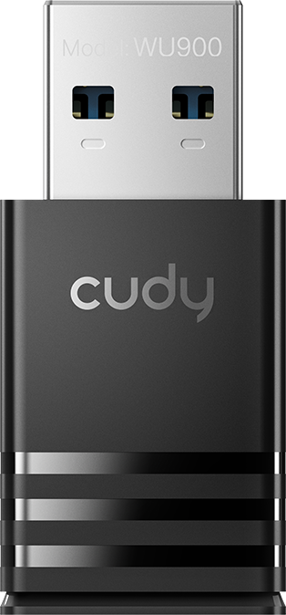 Egy fekete Cudy WU900 USB adapter ezüst csatlakozóval és csíkokkal az alján fekete háttér előtt.