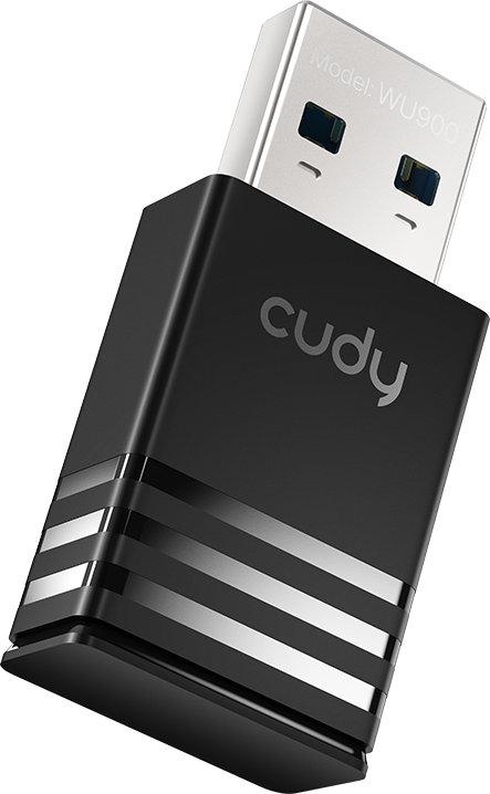 Fekete Cudy Wi-Fi USB adapter ezüst színű USB csatlakozóval és csíkos mintával fekete háttér előtt.
