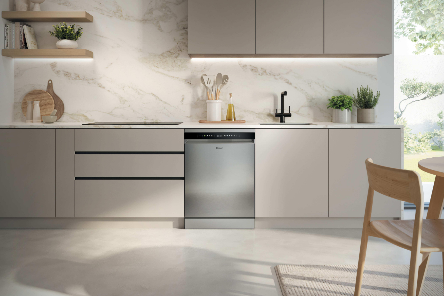 Cocina moderna con lavavajillas empotrable de acero inoxidable bajo encimera de mármol.