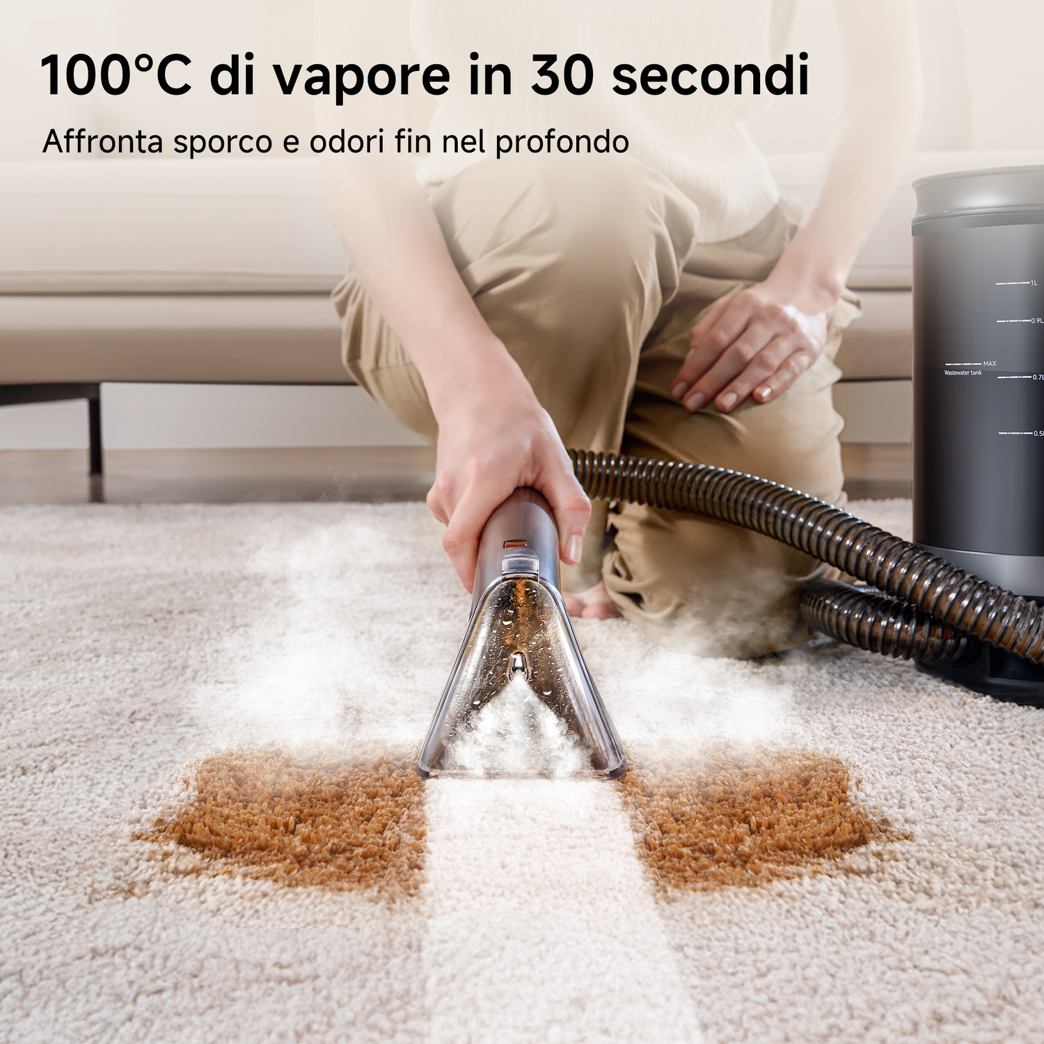 Una persona usa un pulitore a vapore per pulire un tappeto sporco.