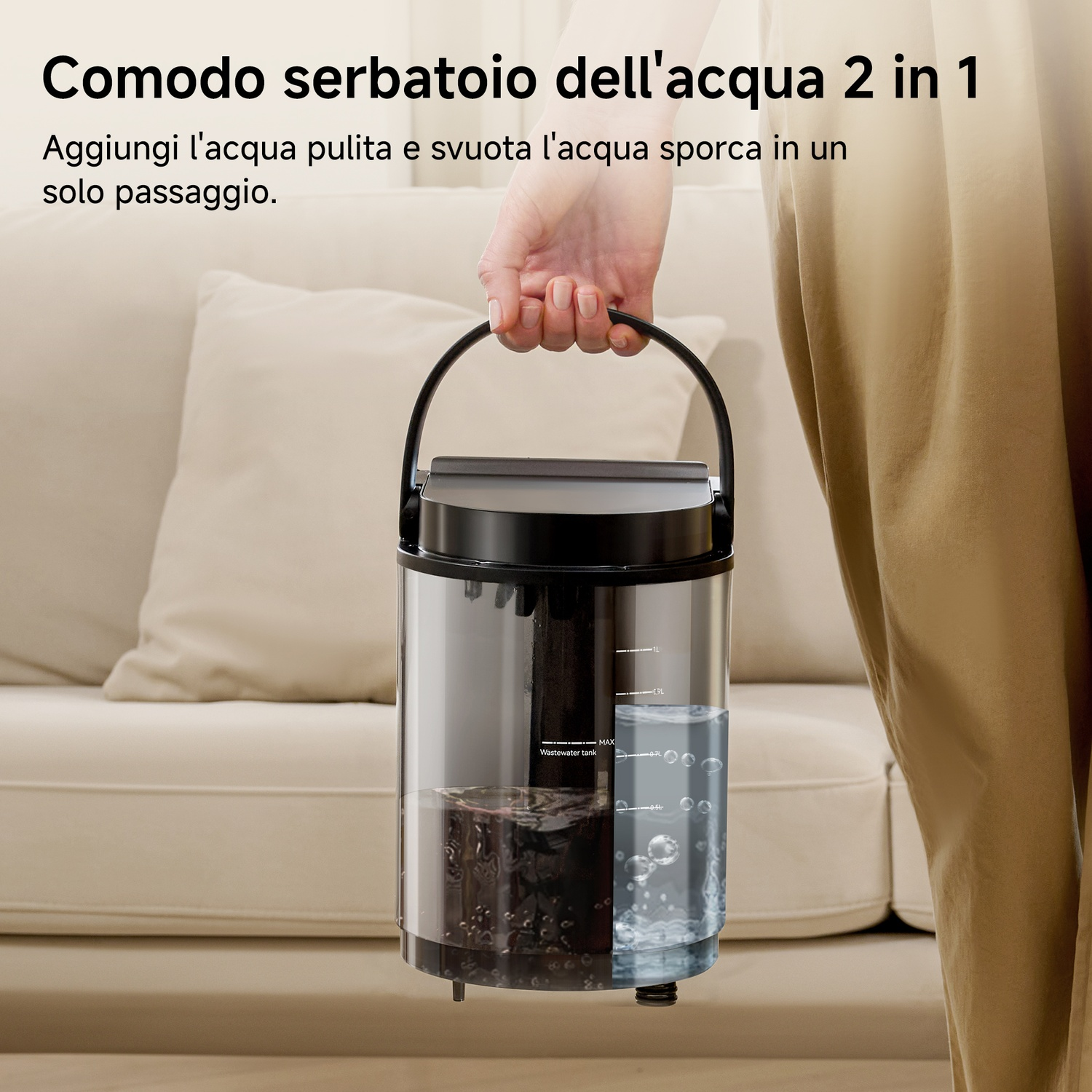 Una persona tiene in mano un serbatoio d'acqua 2 in 1 con camere per acqua pulita e sporca.
