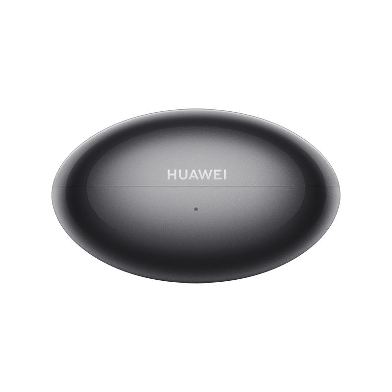 Ein ovales, schwarzes Huawei Ladecase für Ohrhörer mit weißem Logo und kleiner LED vorne auf weißem Hintergrund.
