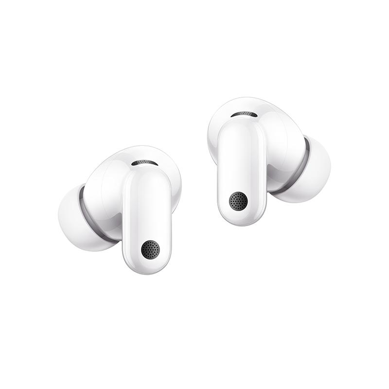 Zwei glänzende weiße In-Ear-Kopfhörer vor einem hellen Hintergrund.