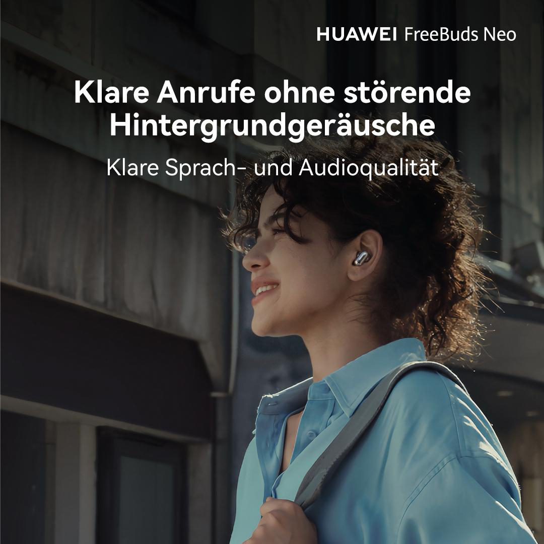 Eine lächelnde Frau mit Huawei FreeBuds Neo Ohrringen im Freien, mit deutschem Werbetext darüber.