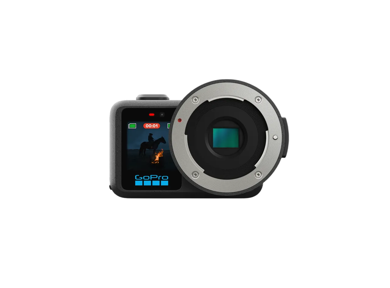 Eine schwarze GoPro-Kamera mit großer runder Linsenhalterung vorne zeigt ein Video von Pferd und Feuer auf dem Bildschirm.