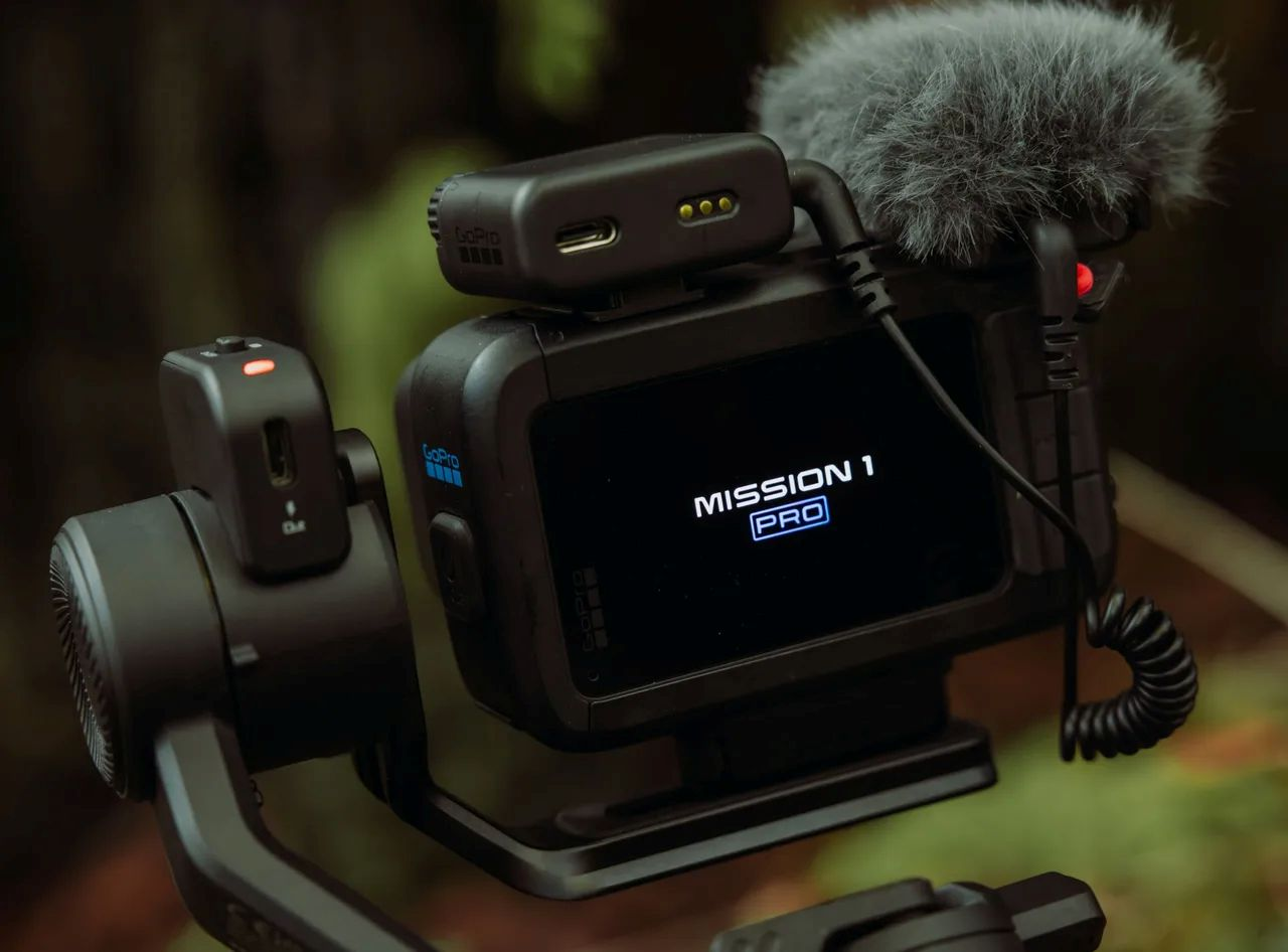 GoPro-Kamera auf einem Gimbal mit Mikrofon und Media Mod im Freien.